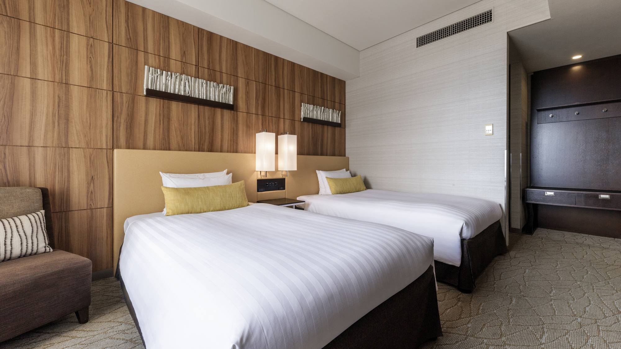 【桜島側スーペリアツインルーム 28.2㎡/ベッド幅110cm】桜島を望む開放感溢れる広めのツイン。