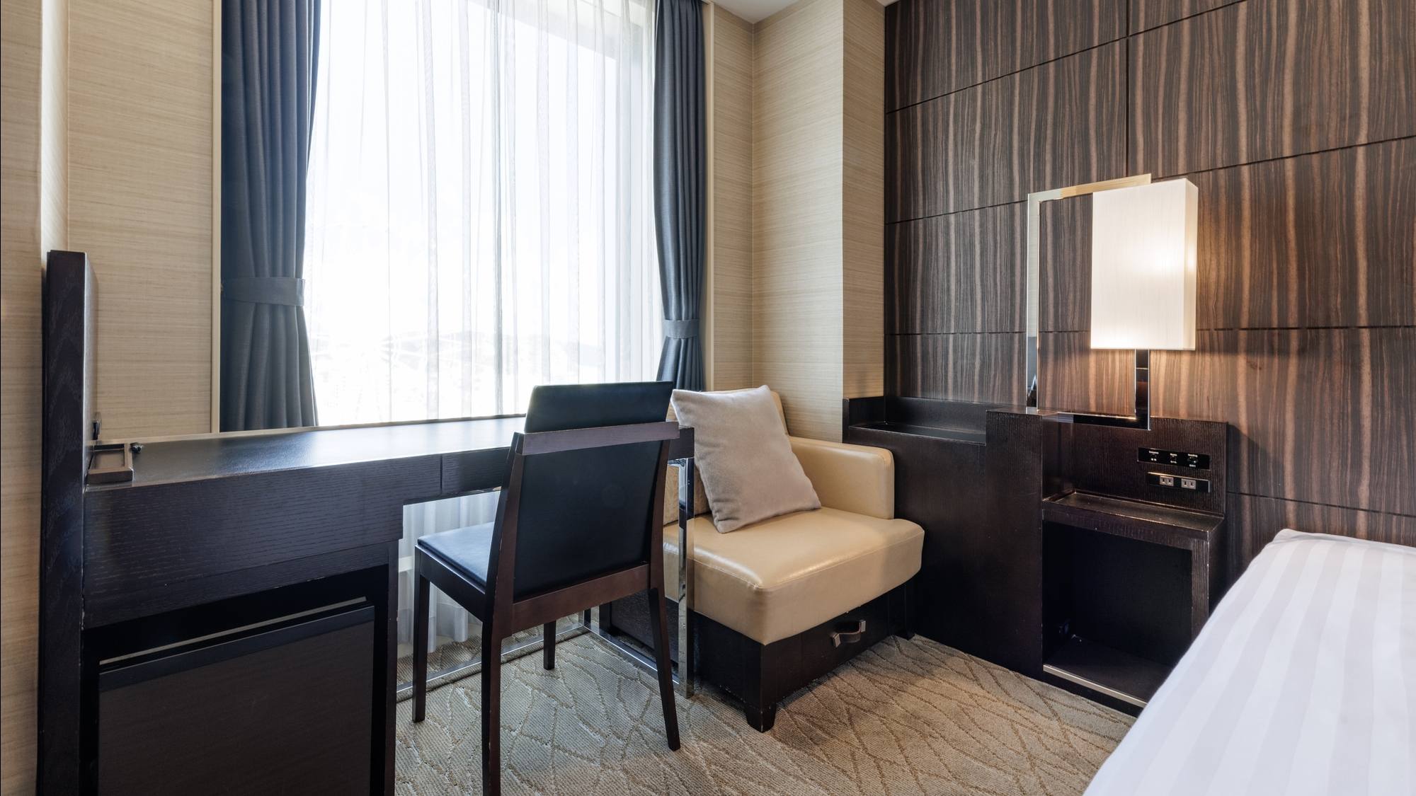 【観覧車側セミダブル 17.7㎡/ベッド幅140cm】シティビューも楽しめます♪