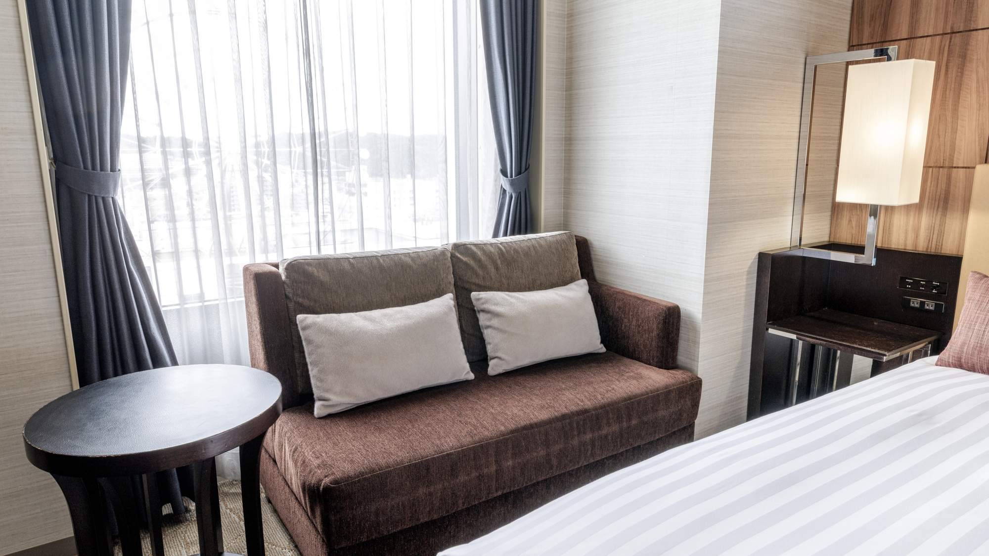 【観覧車側コーナーダブルルーム 22.2㎡/ベッド幅160cm】当館1番広いベッドサイズです。