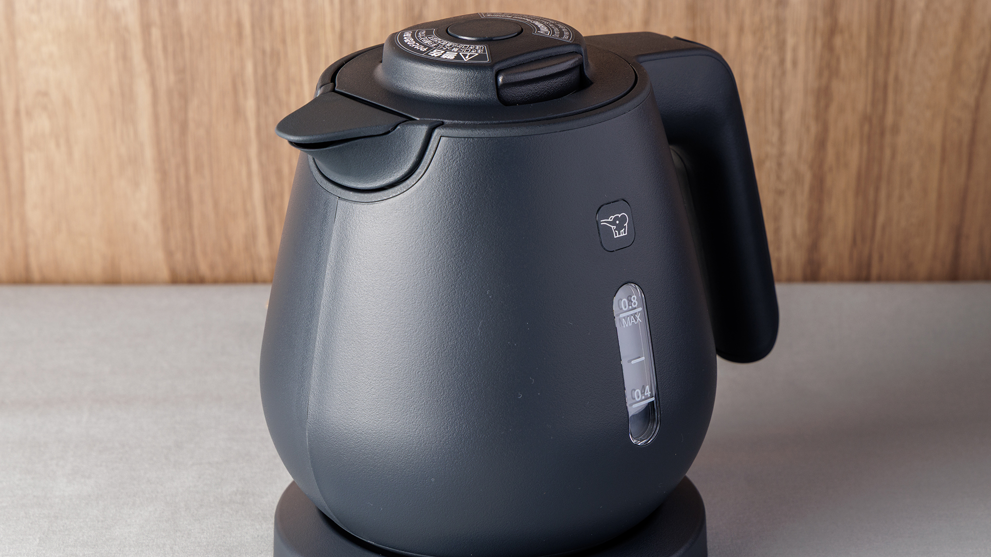 【客室のご紹介】電気ケトルをご用意しておりますので、いつでもお湯を沸かしていただけます。