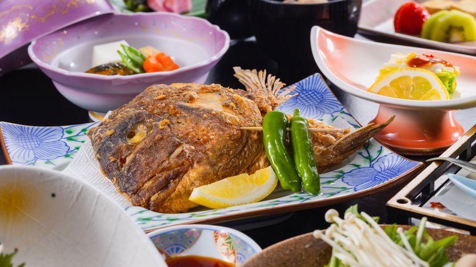 【久遠名物・鯛のかぶと揚げ】鯛のお頭を食べる庄内の風習を味わえる名物料理