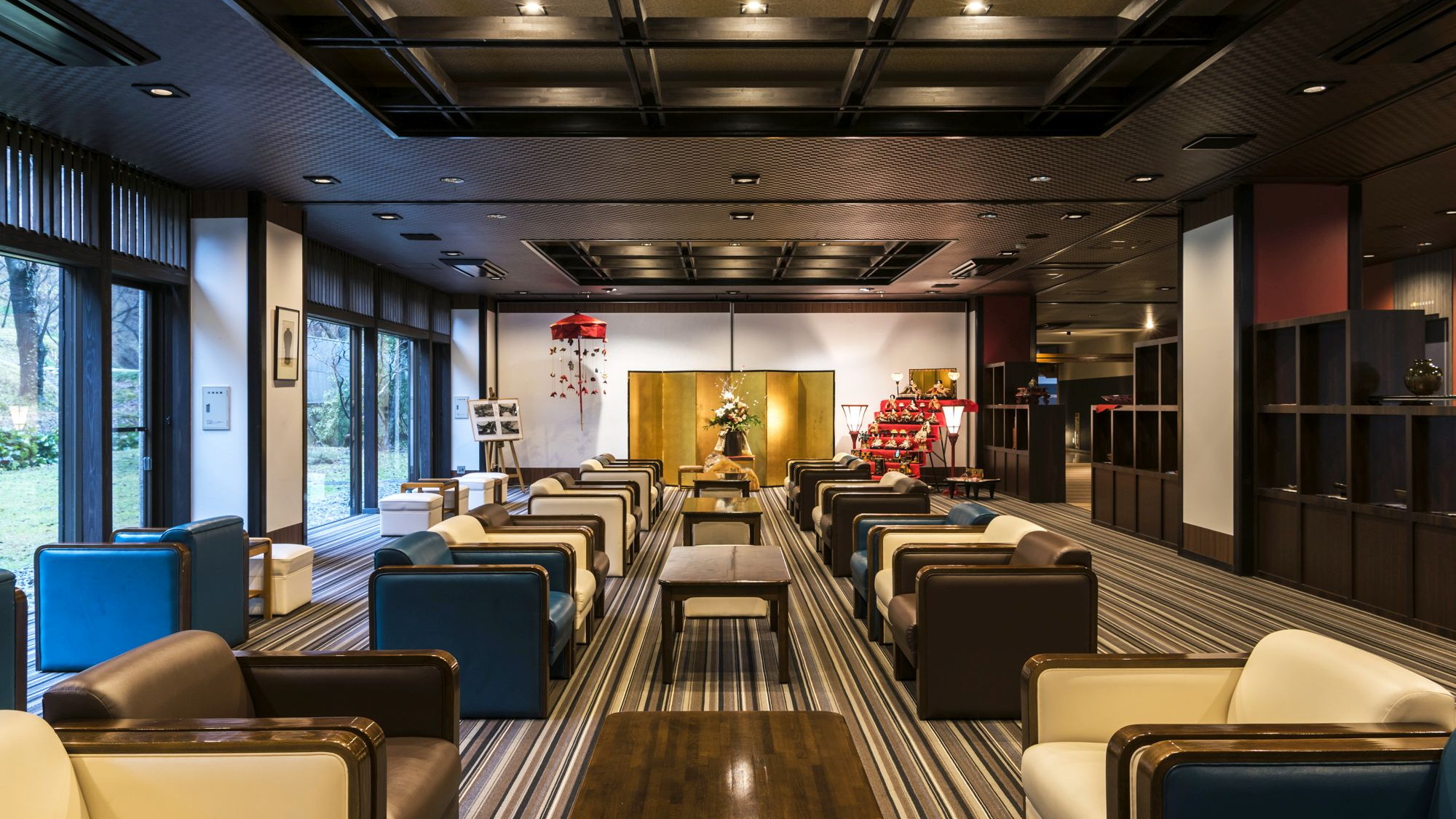 【山庭ラウンジ】久遠の象徴的なラウンジ。四季の移ろいを眺める寛ぎの時間を。