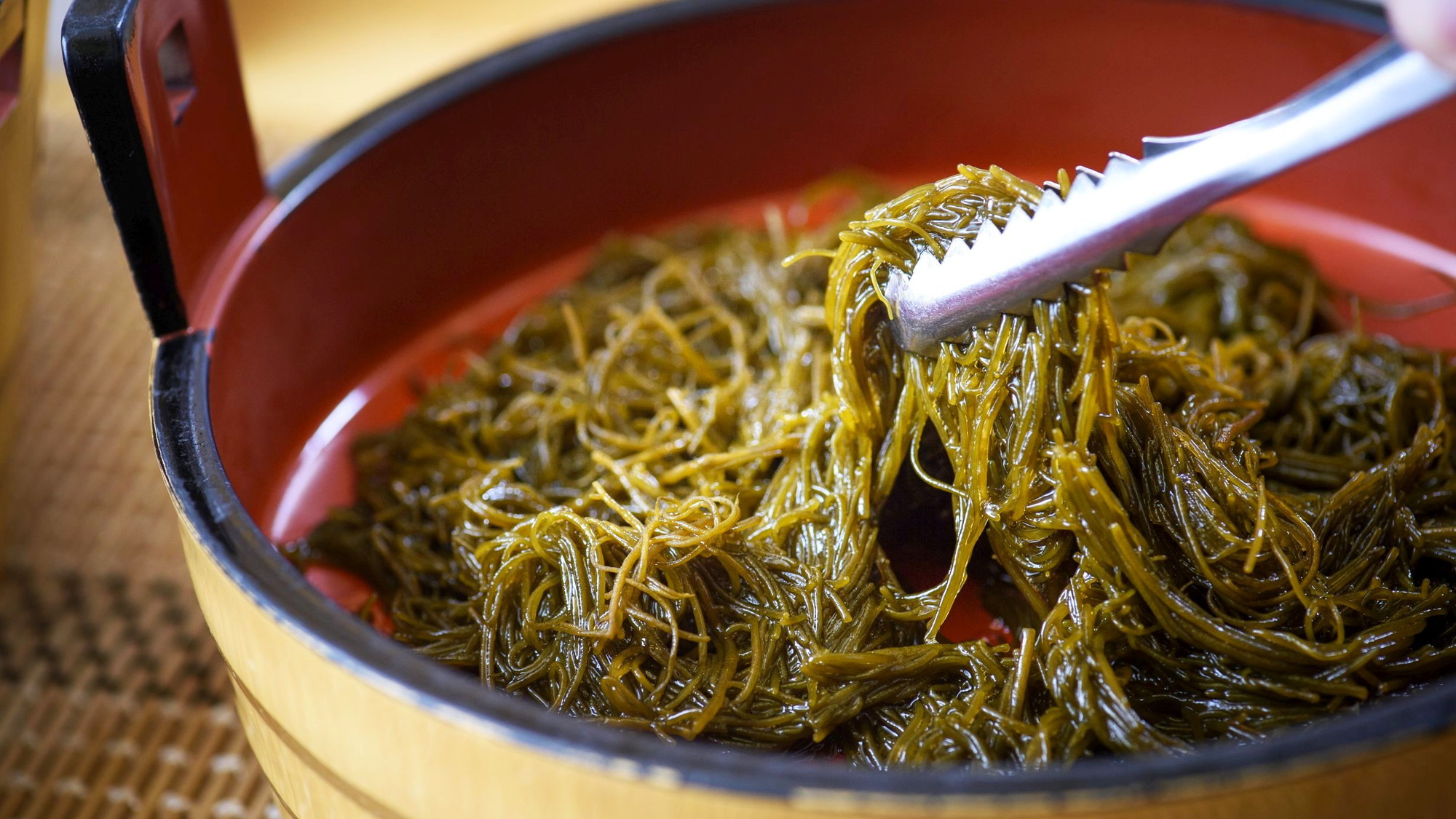 【あさまの田舎バイキング】磯汁。日本海で育てられた香り深い海藻類をお味噌汁にいれてどうぞ。