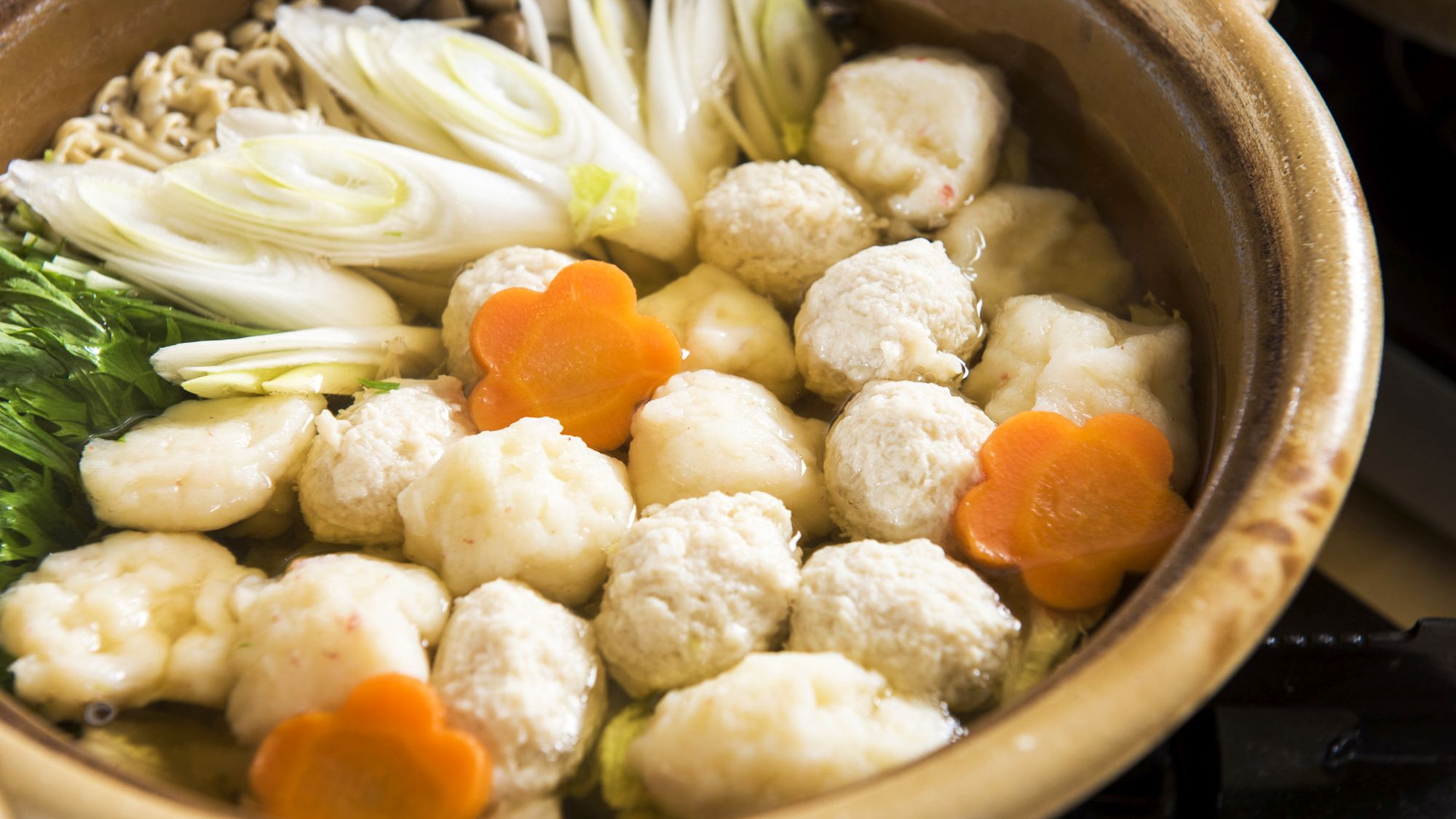 【庄内もっけバイキング】郷土鍋や、海鮮鍋など季節に合わせた名物料理が揃います。