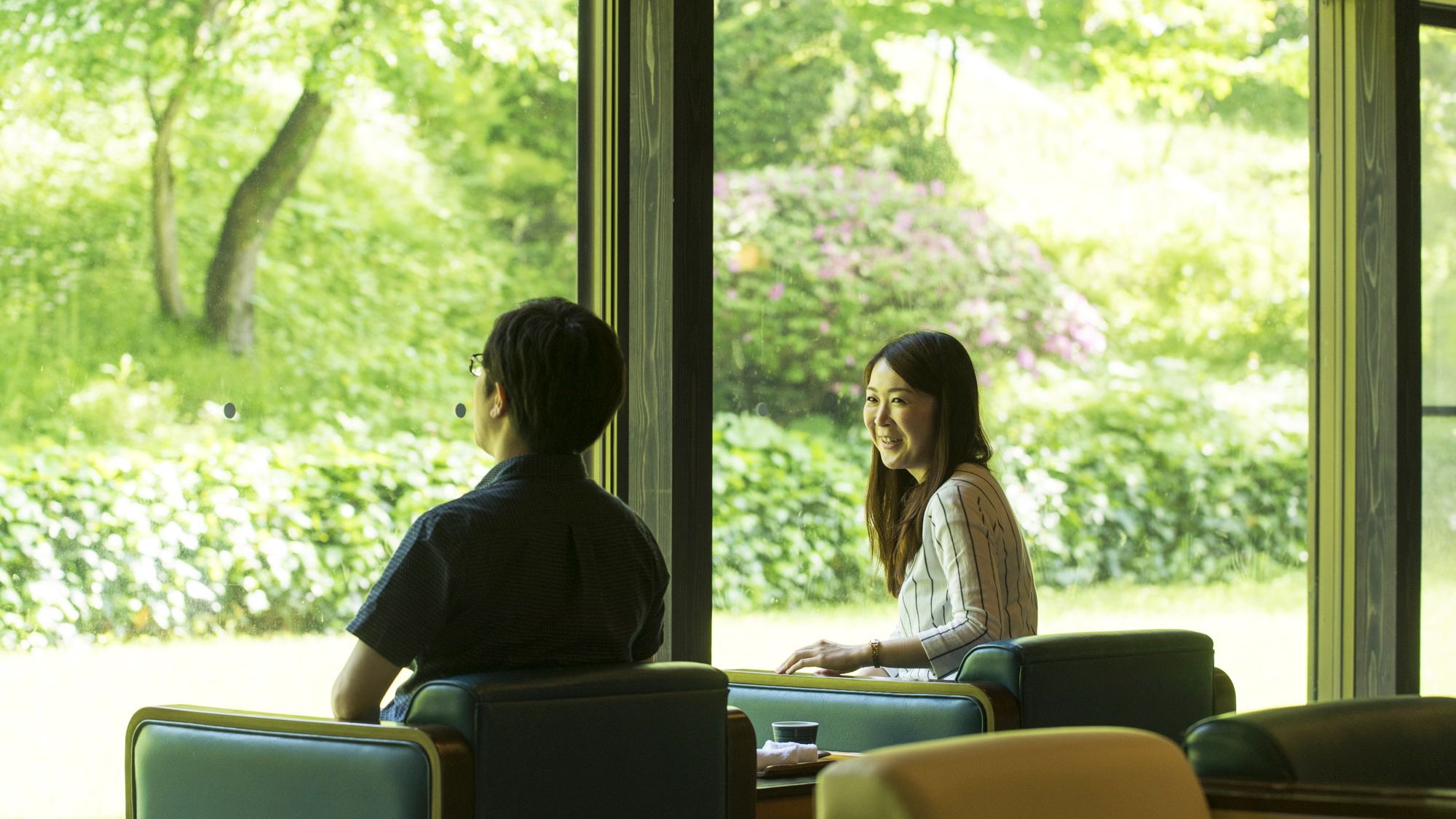 【山庭ラウンジ】久遠の象徴的なラウンジ。四季の移ろいを眺める寛ぎの時間を。