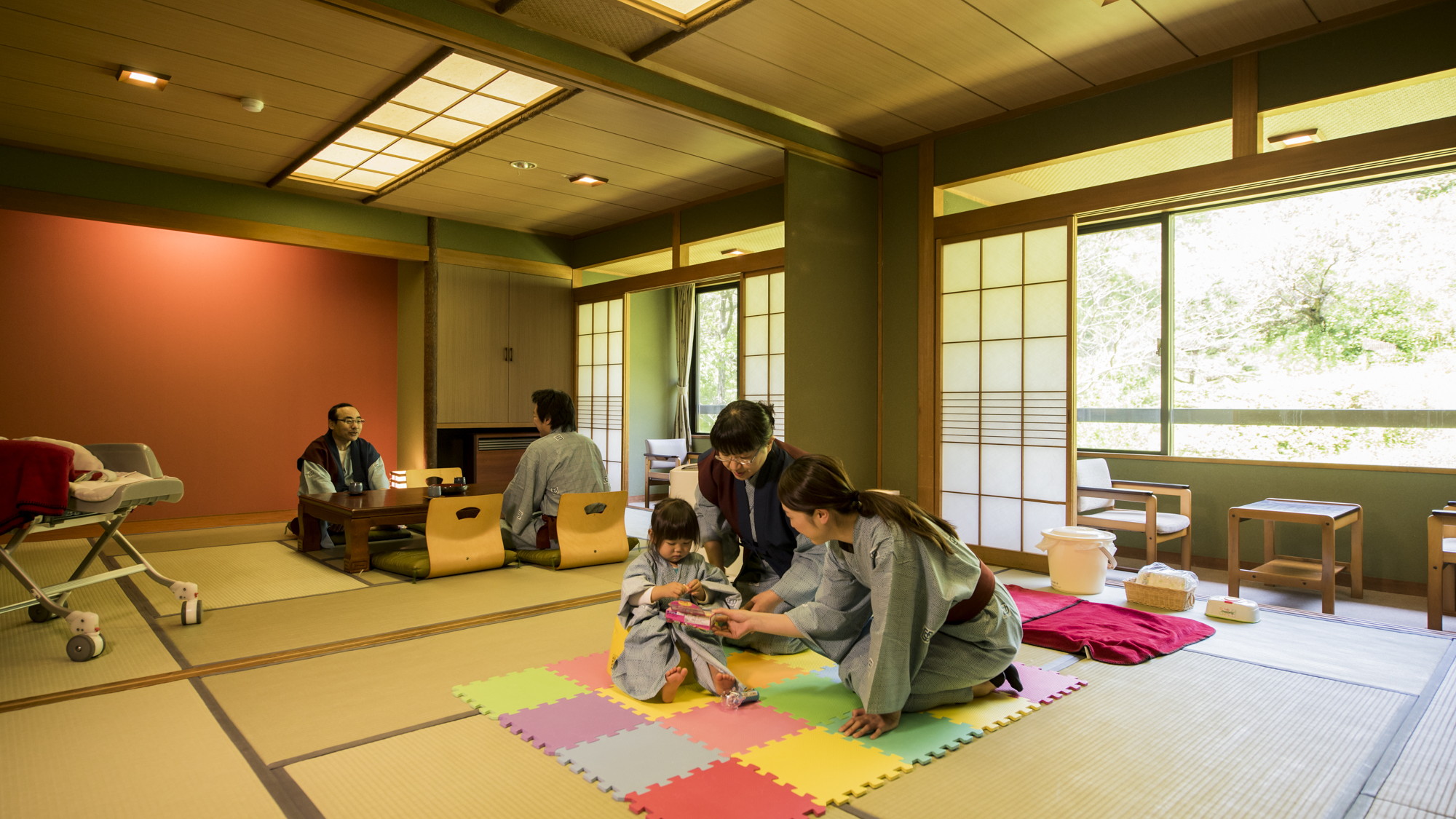 【ファミリールーム】20畳の大広間タイプのお部屋。グル－プ・二世代＆三世代家族・女子会などに最適です