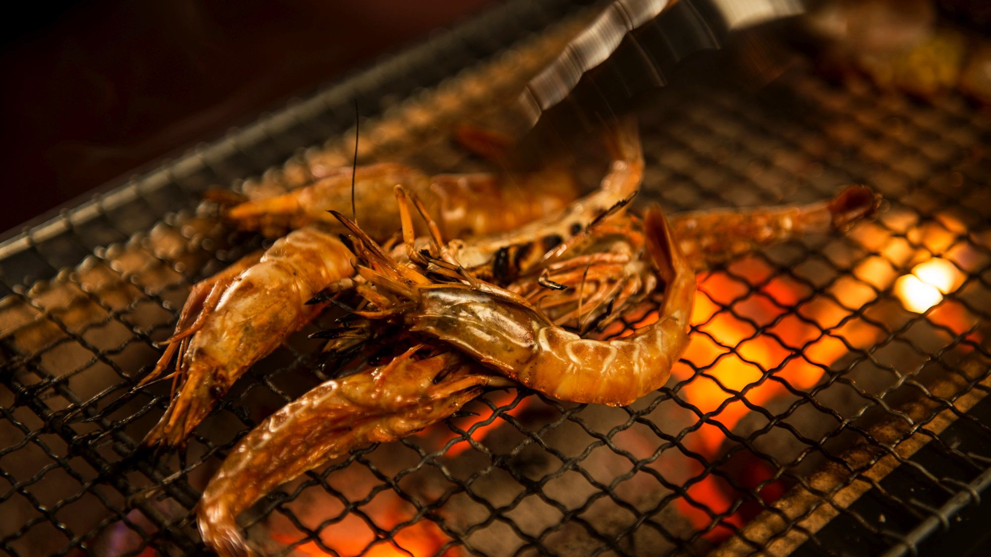 【庄内もっけバイキング】網焼きコーナー。ガサエビや豚串など、本格炭火で目の前で焼き上げる一品です。