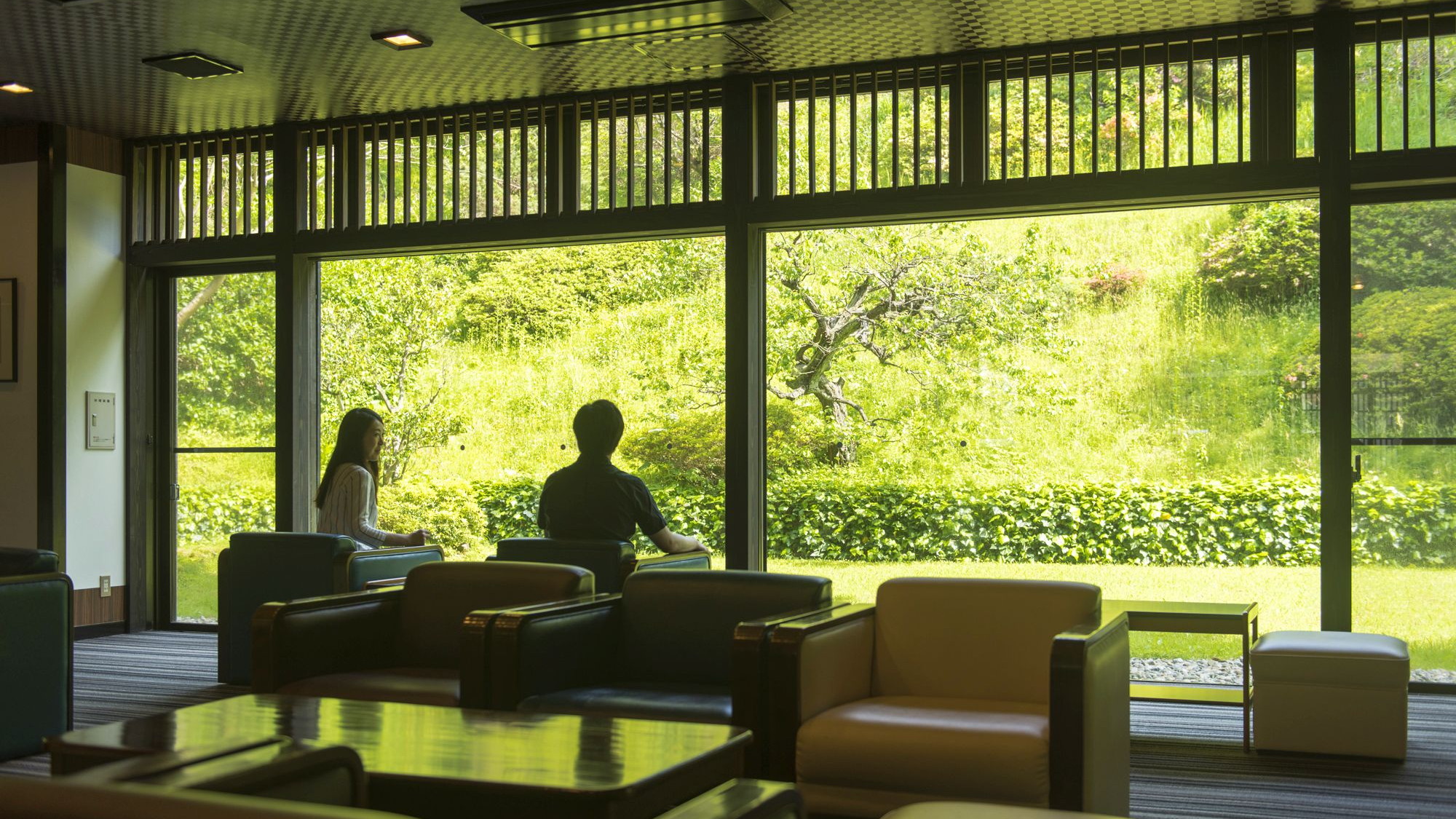 【山庭ラウンジ】久遠の象徴的なラウンジ。四季の移ろいを眺める寛ぎの時間を。