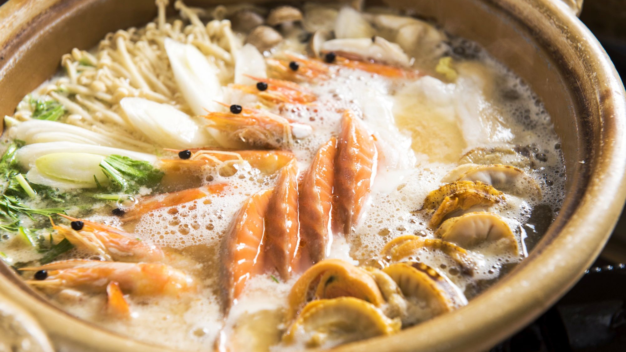 【庄内もっけバイキング】郷土鍋や、海鮮鍋など季節に合わせた名物料理が揃います。