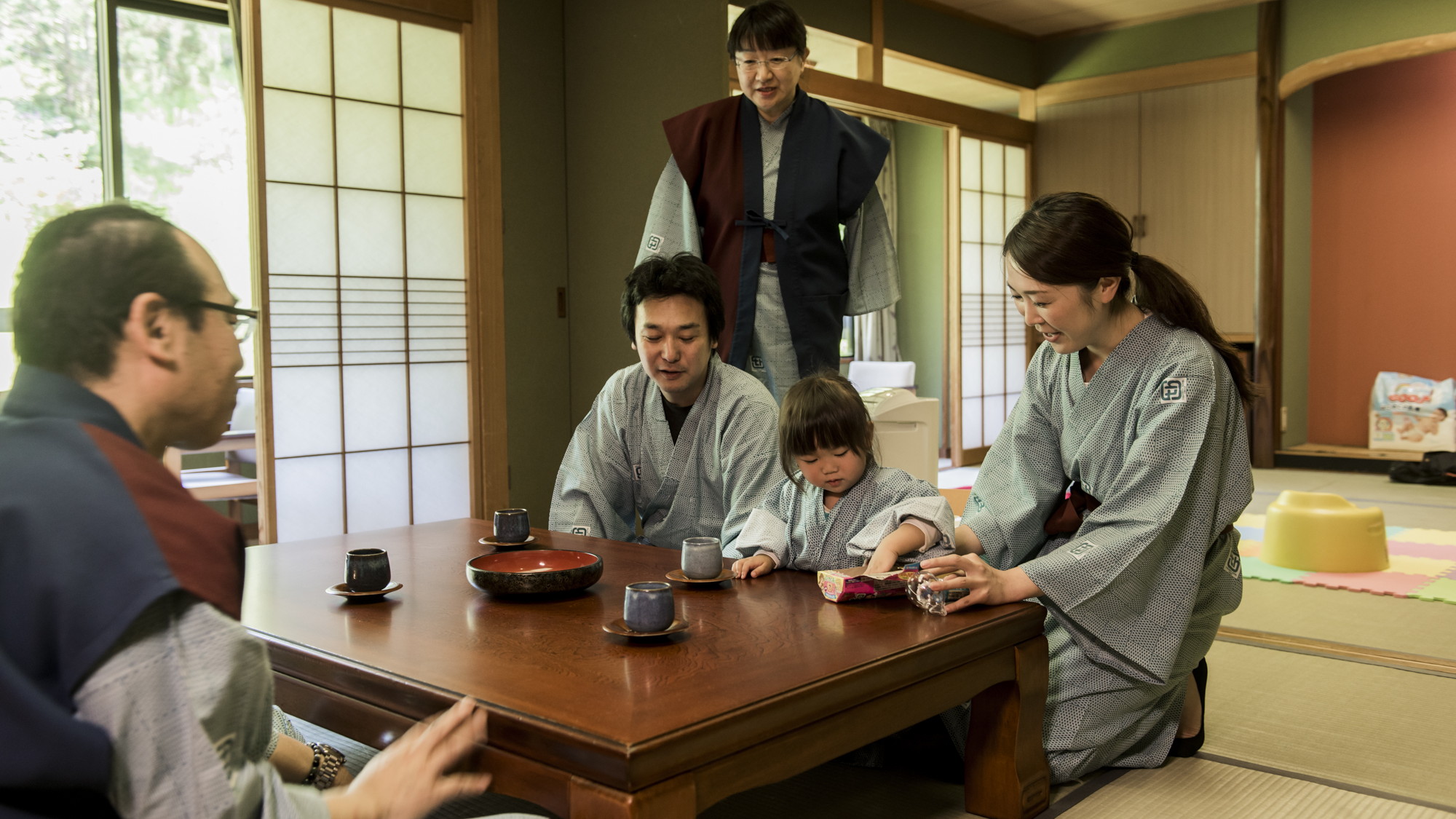 【ファミリールーム】20畳の大広間タイプのお部屋。グル－プ・二世代＆三世代家族・女子会などに最適です