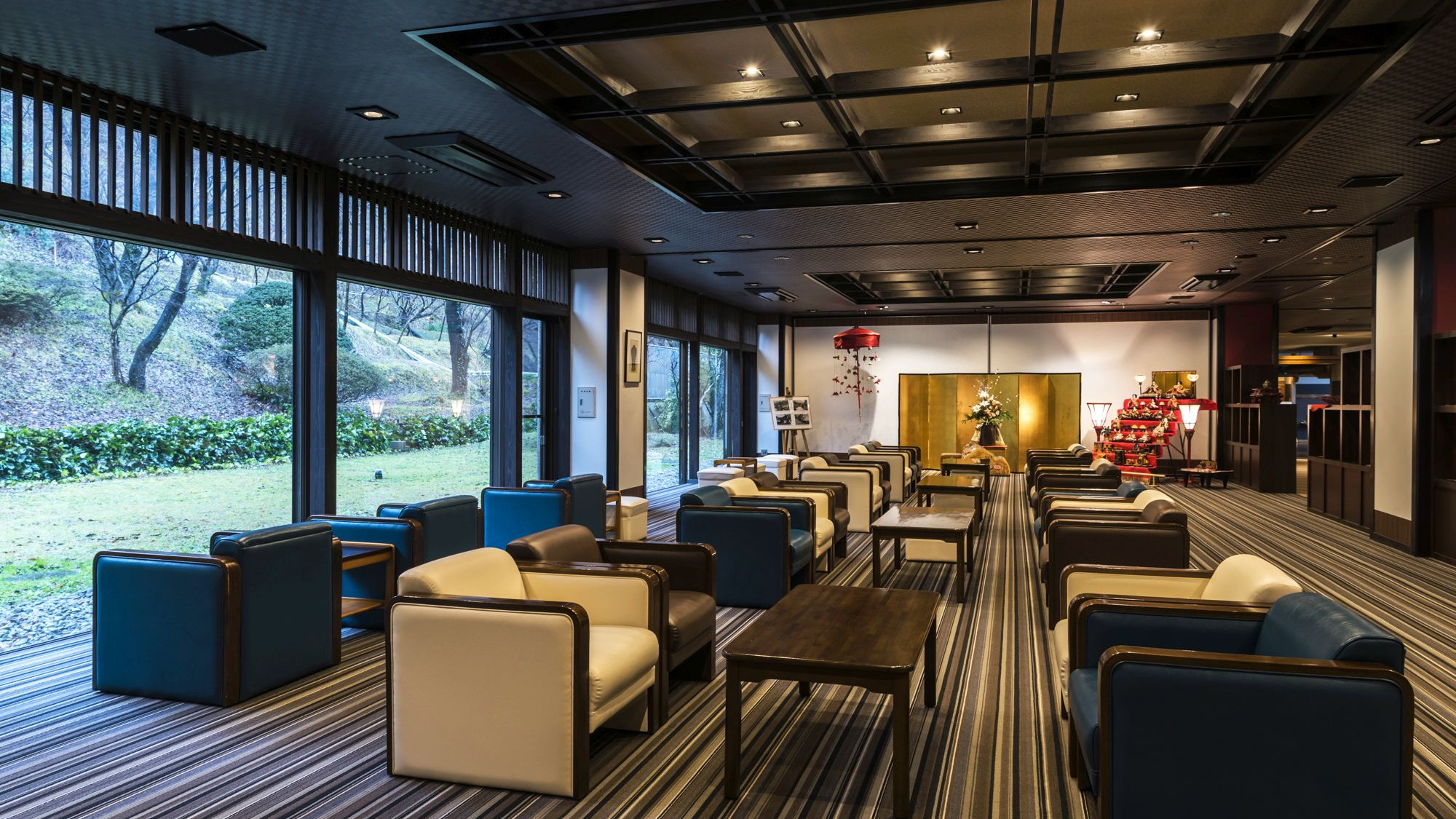 【山庭ラウンジ】久遠の象徴的なラウンジ。四季の移ろいを眺める寛ぎの時間を。