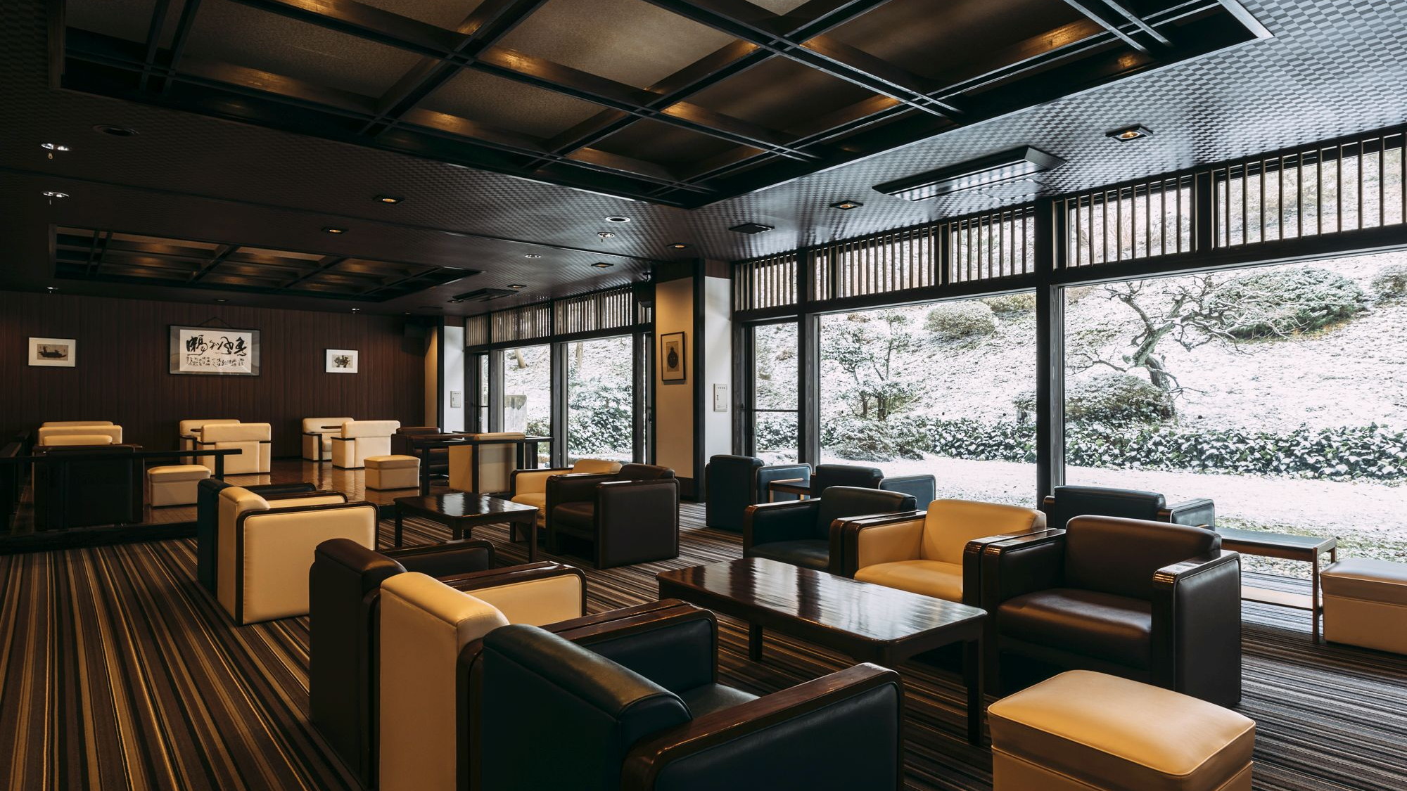 【山庭ラウンジ】久遠の象徴的なラウンジ。四季の移ろいを眺める寛ぎの時間を。