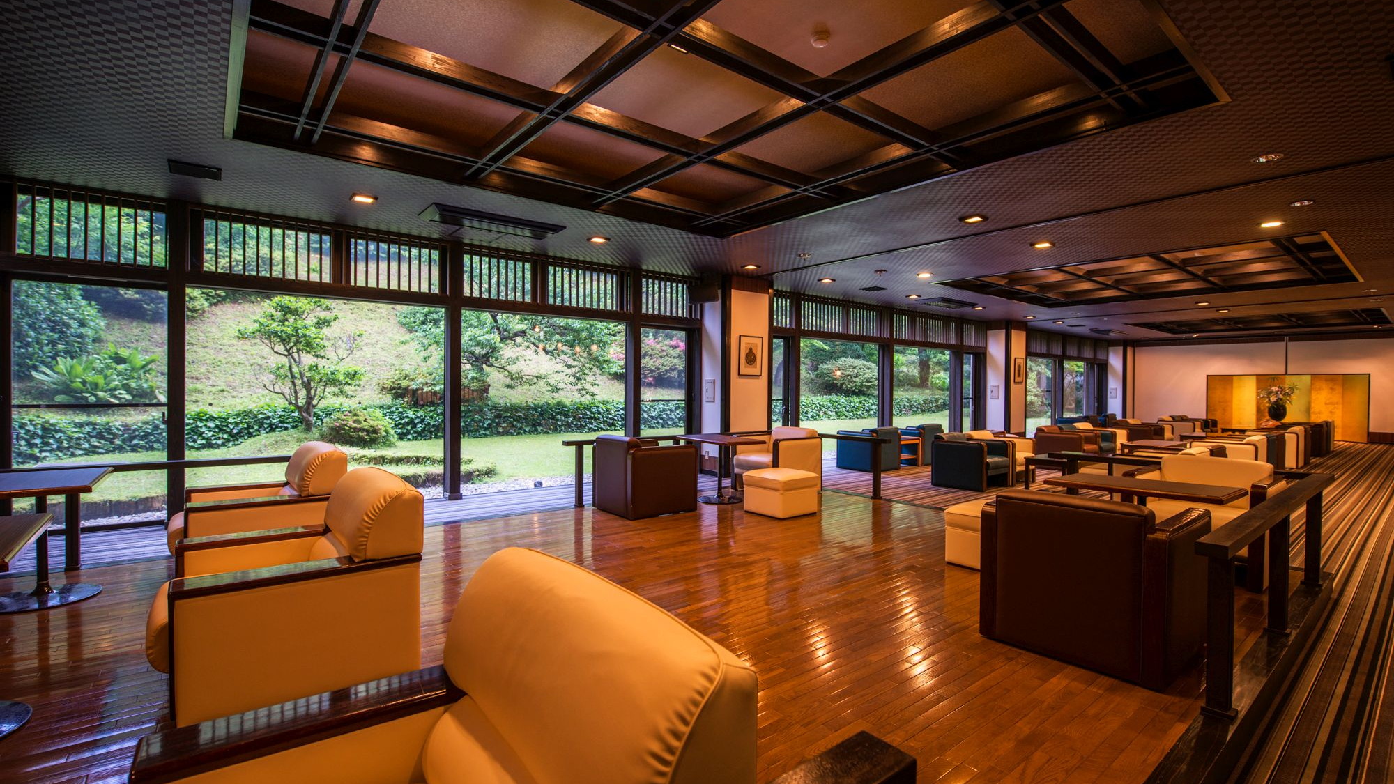 【山庭ラウンジ】久遠の象徴的なラウンジ。四季の移ろいを眺める寛ぎの時間を。
