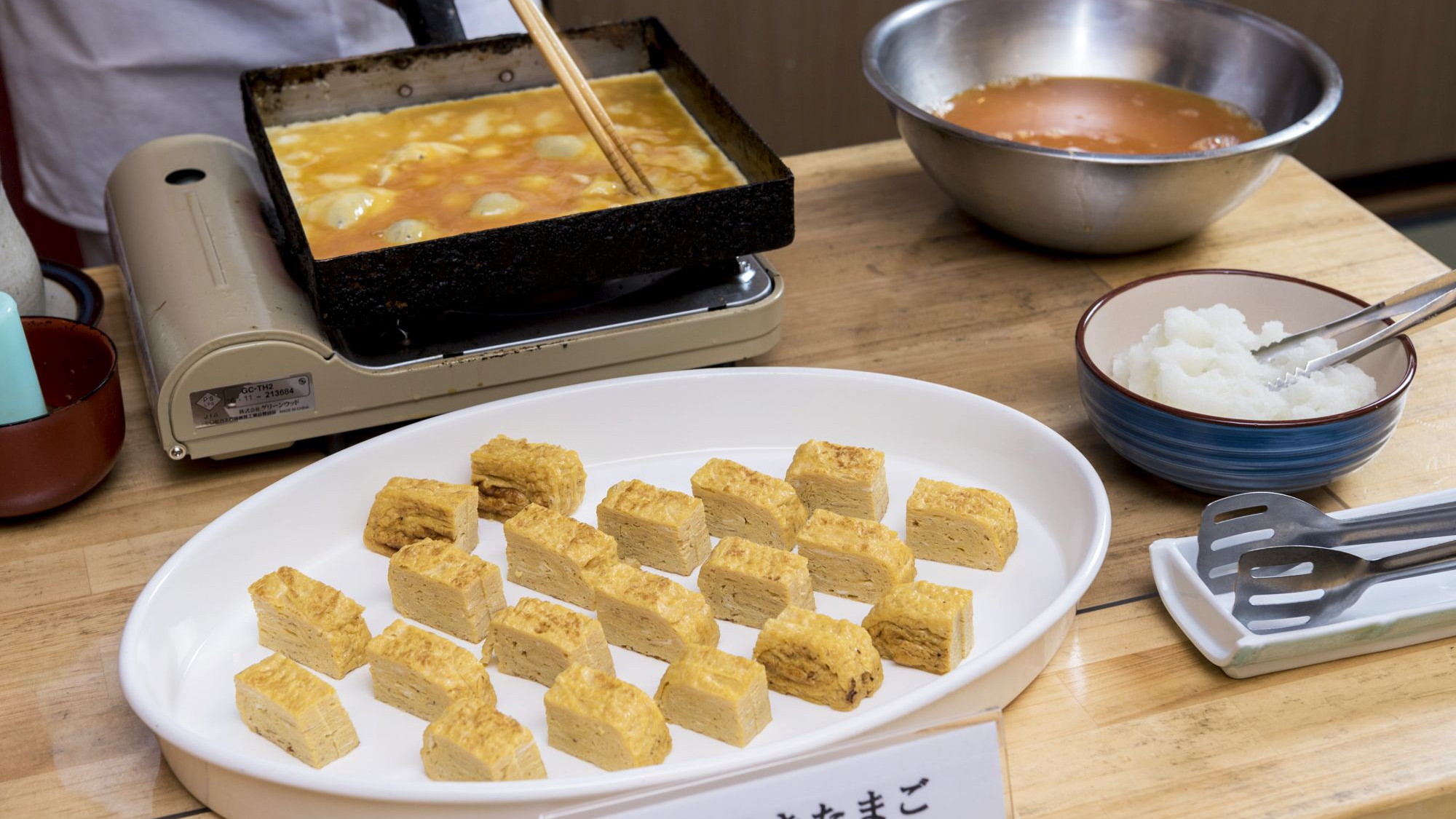 【あさまの田舎バイキング】手作りだし巻き卵。お客様の目の前で出来立てを料理人が作ります。