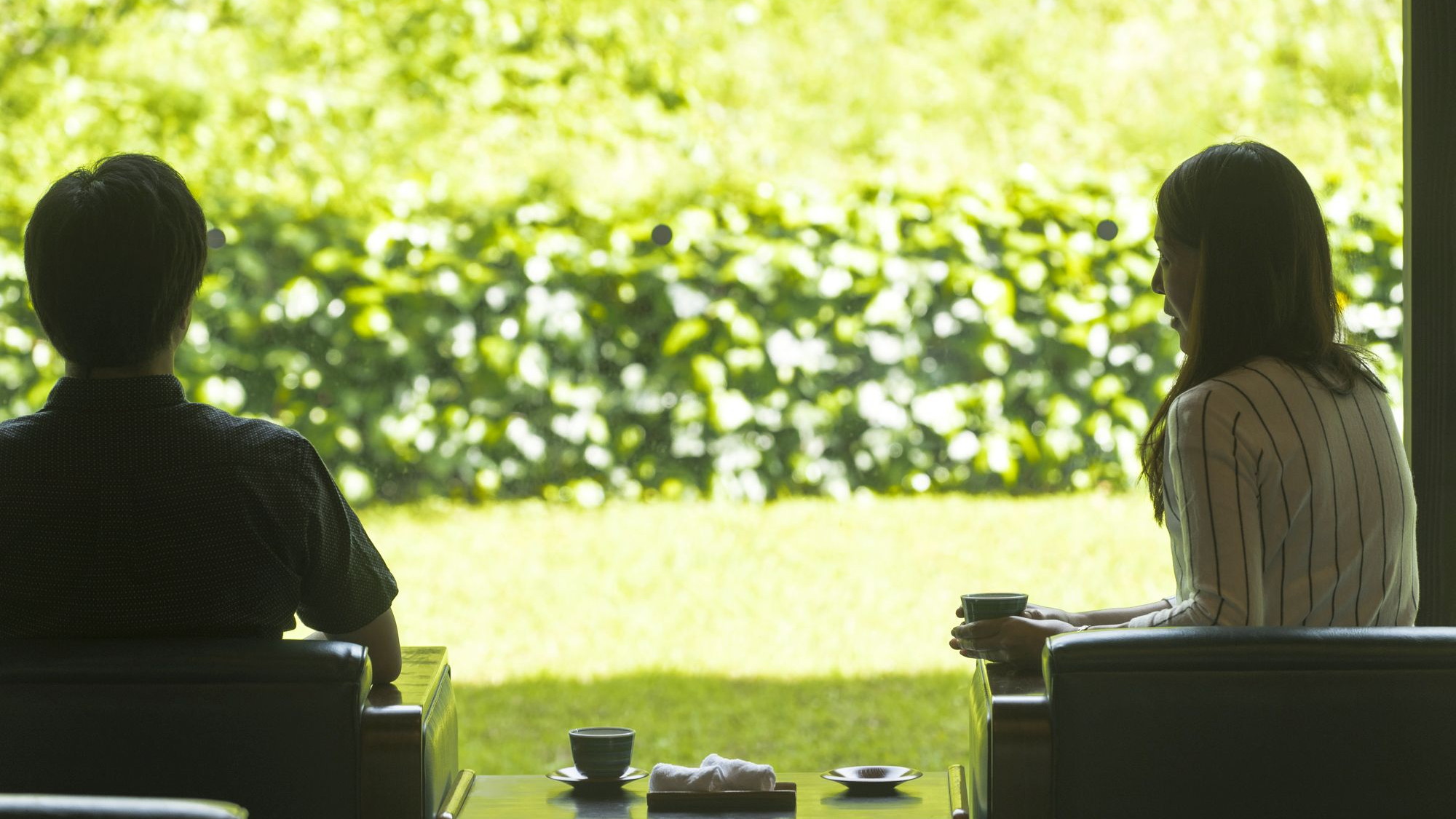 【山庭ラウンジ】久遠の象徴的なラウンジ。四季の移ろいを眺める寛ぎの時間を。