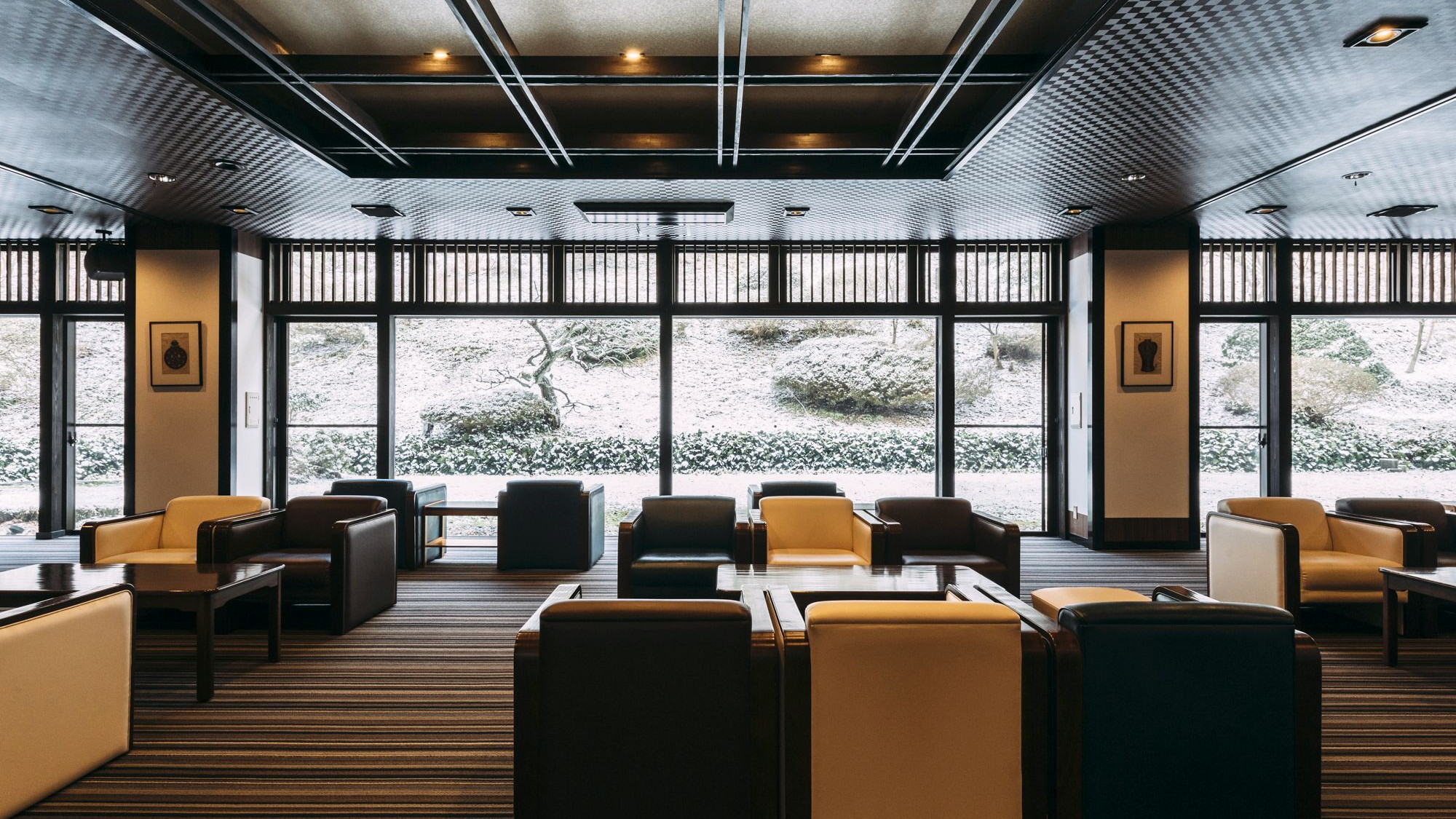 【山庭ラウンジ】久遠の象徴的なラウンジ。四季の移ろいを眺める寛ぎの時間を。