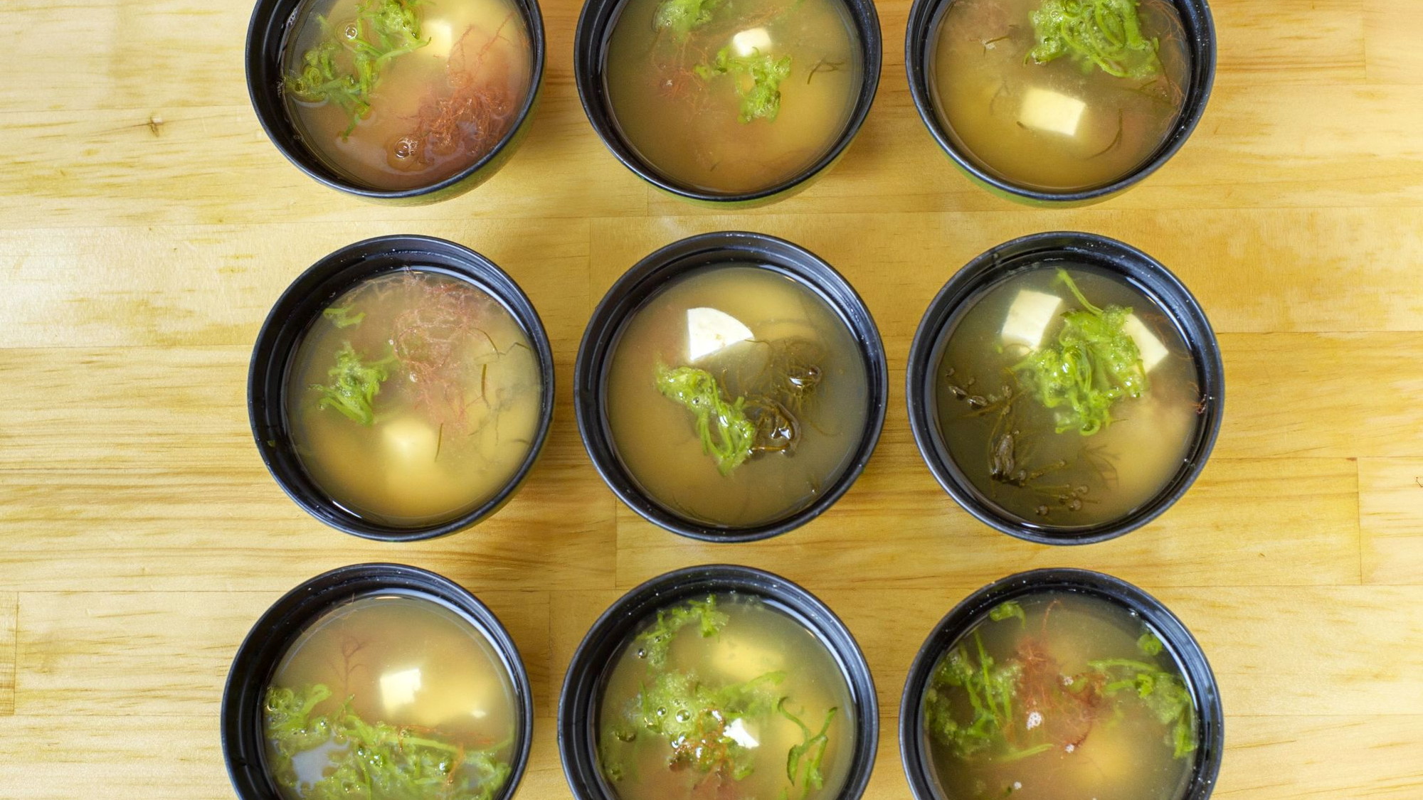 【あさまの田舎バイキング】磯汁。日本海で育てられた香り深い海藻類をお味噌汁にいれてどうぞ。