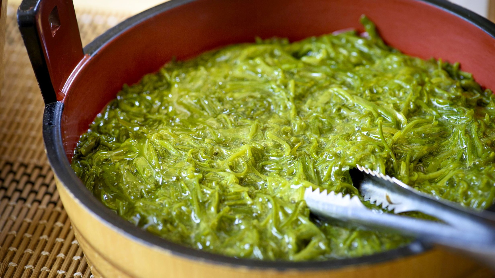 【あさまの田舎バイキング】磯汁。日本海で育てられた香り深い海藻類をお味噌汁にいれてどうぞ。