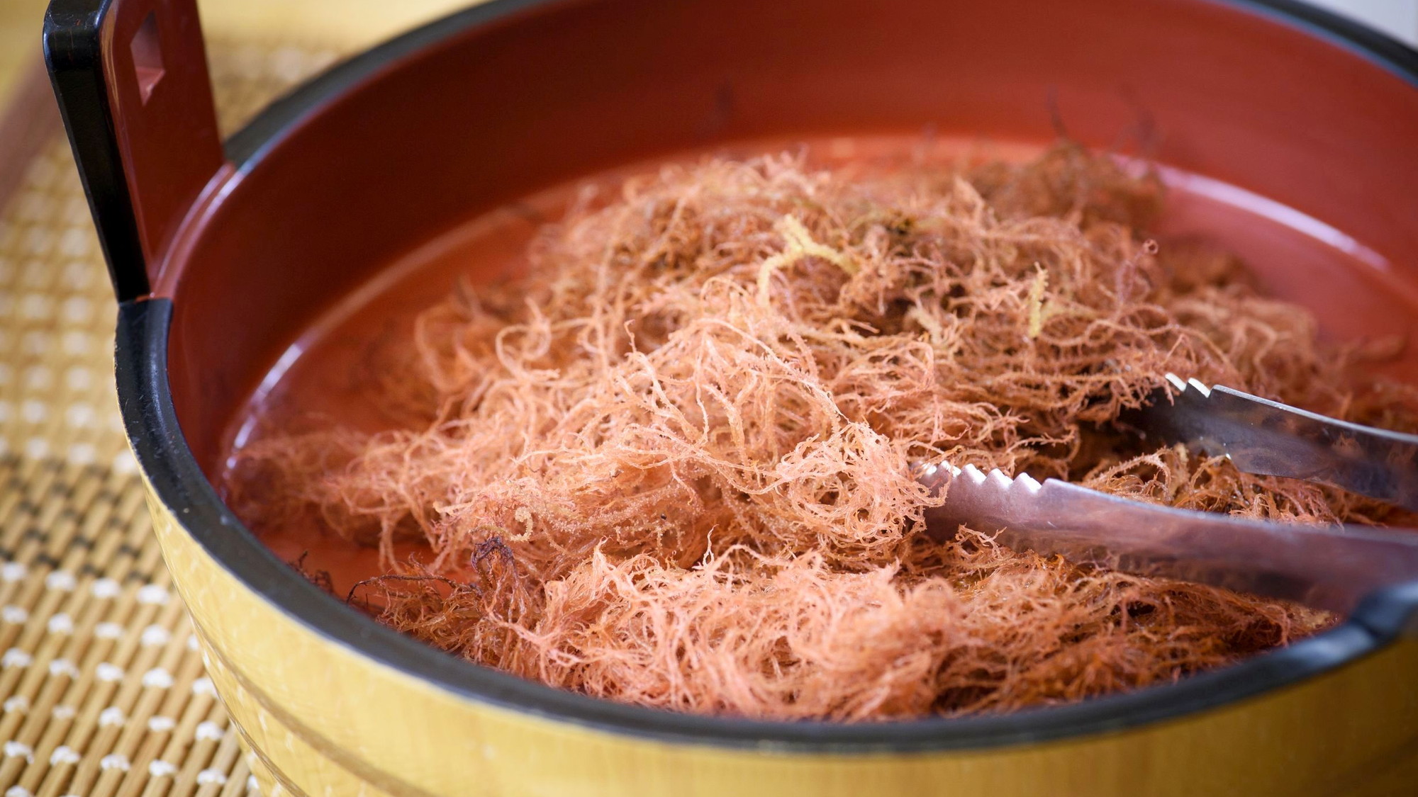 【あさまの田舎バイキング】磯汁。日本海で育てられた香り深い海藻類をお味噌汁にいれてどうぞ。