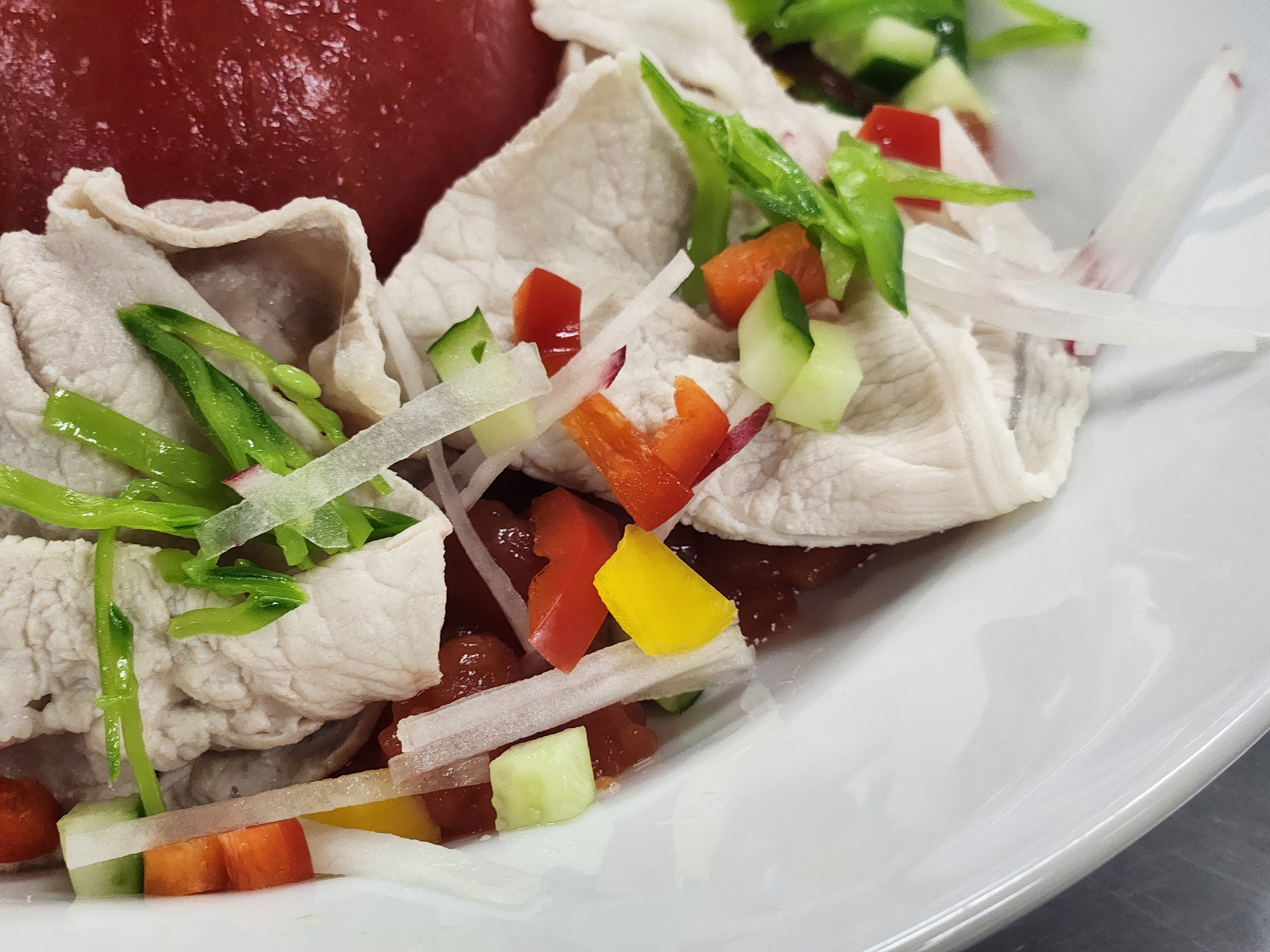 旬なトマトを使用した真っ赤なジュレと、出汁のジュレ。この濃さで塩分使用はなし！