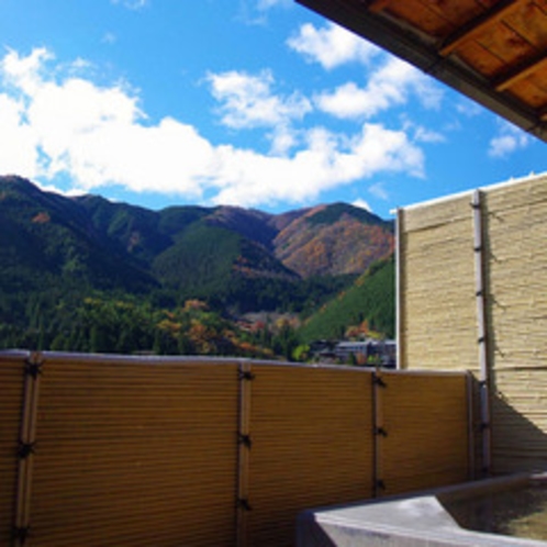 隣接の冨岳の露天温泉（飛騨川一望）昼