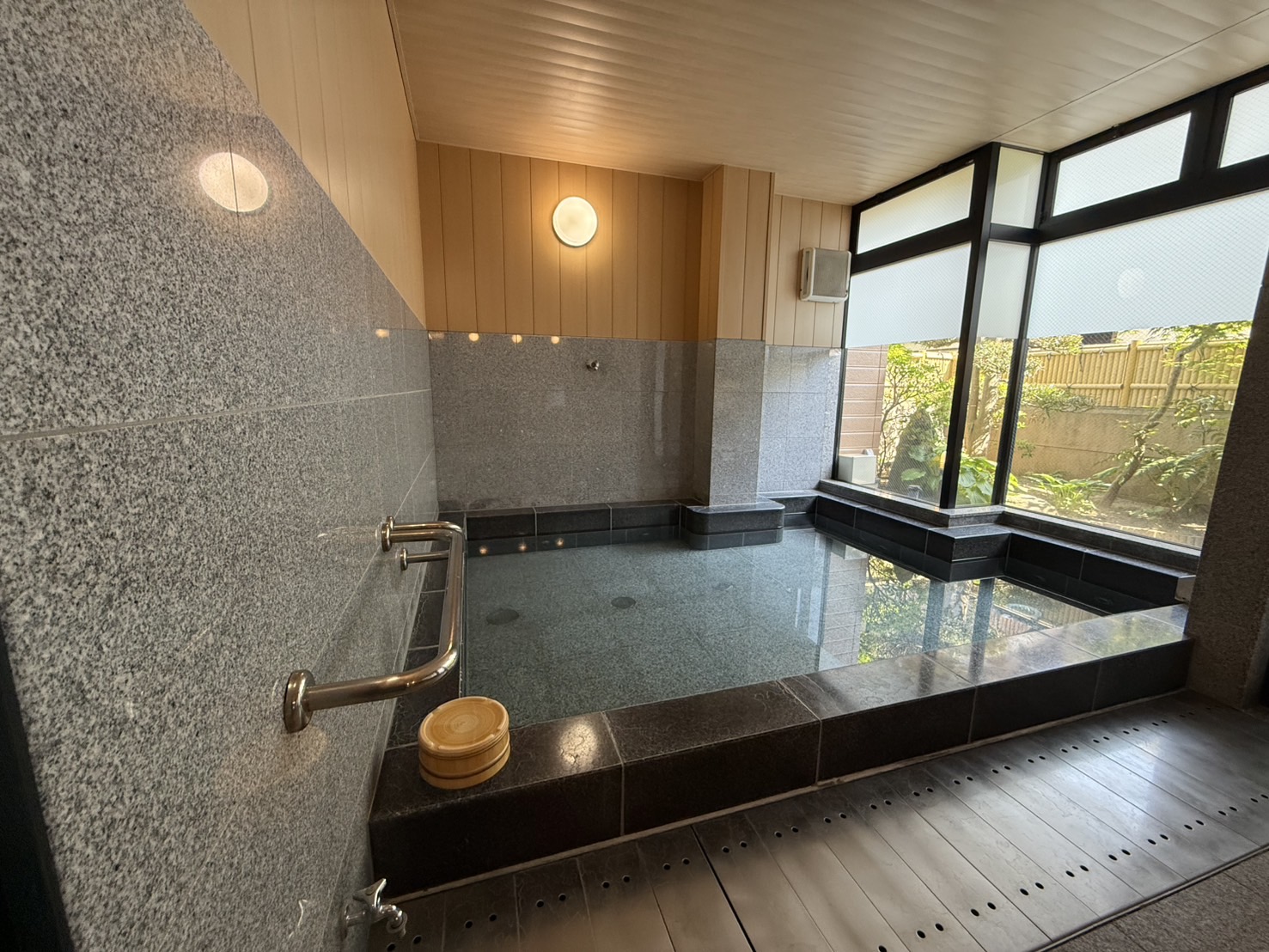 ぽかぽか温かい大浴場。 ゆっくり浸かって日頃の疲れを癒してくださいね。