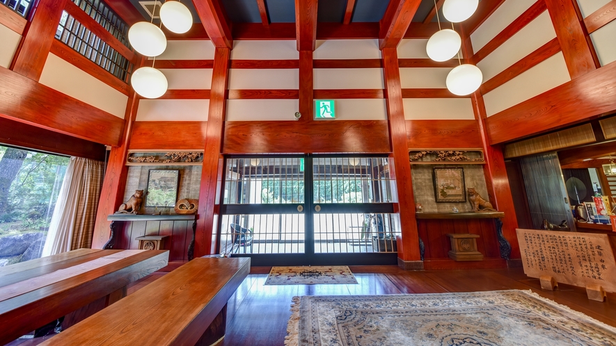 *■玄関ロビー■当館は、ケヤキの枠を館内に造るという富山の伝統の家造り「枠の内造り」でできています。
