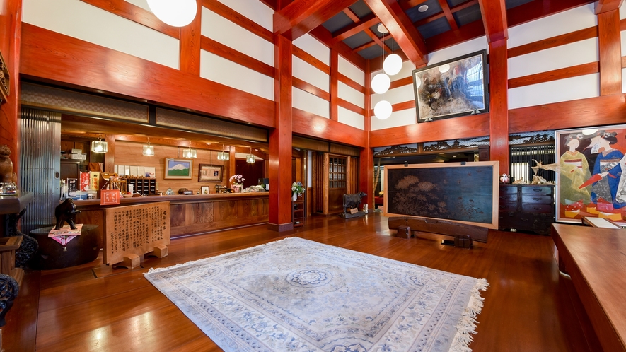 当館は、ケヤキの枠を館内に造るという富山の伝統の家造り「枠の内造り」でできています。
