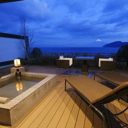 這是一個帶有露天溫泉浴池的套房的例子，可以俯瞰大海和富士山。