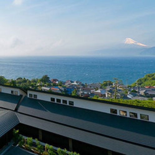 富士山と駿河湾を望む富岳群青