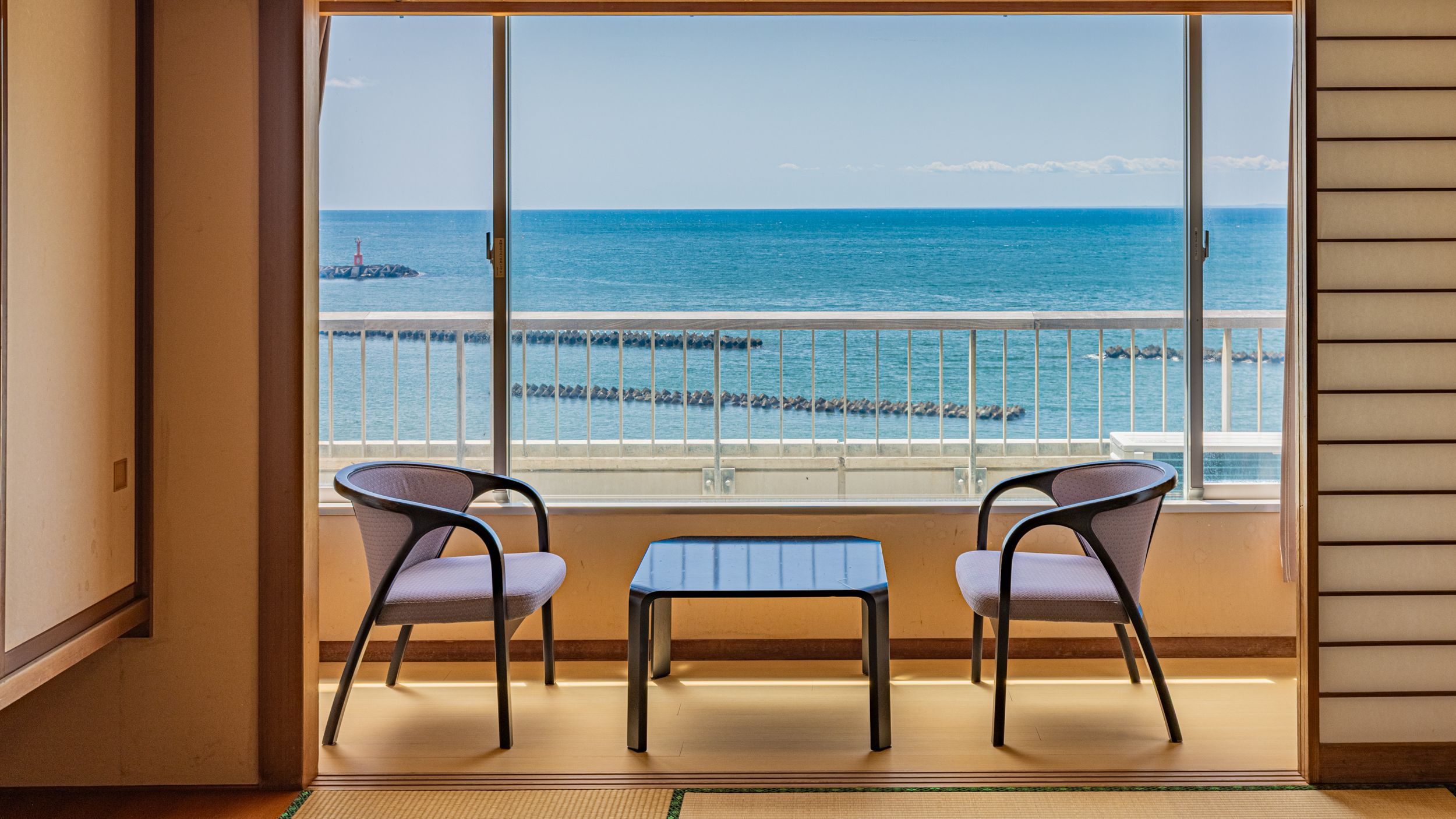 刻一刻と移ろう光と波音に包まれながら、心を解きほぐす時間をお過ごしください。