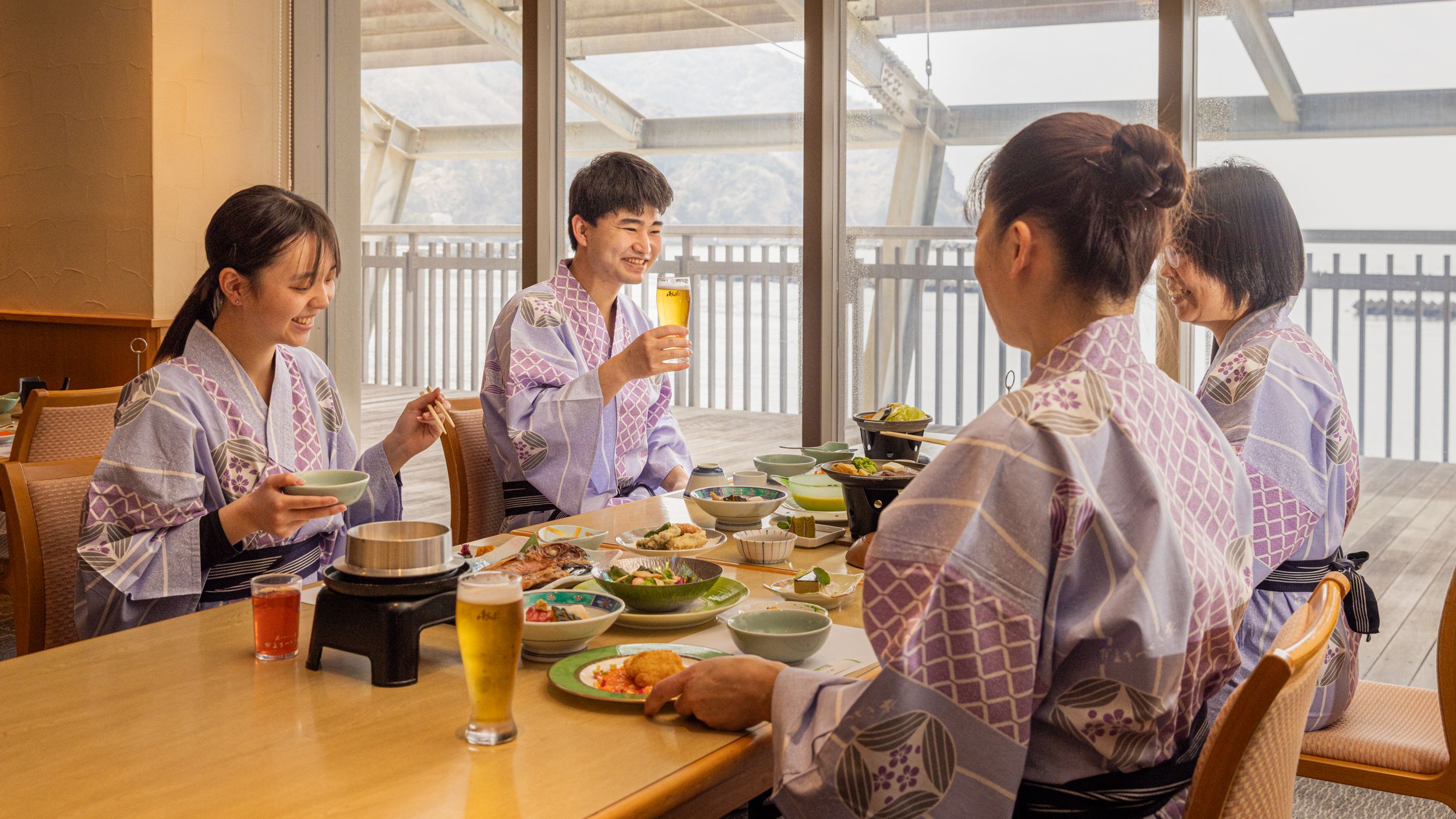 海を望むレストランで、心ゆくまでお食事をお楽しみください。浴衣姿で味わう旬の料理は、旅の特別な思い出