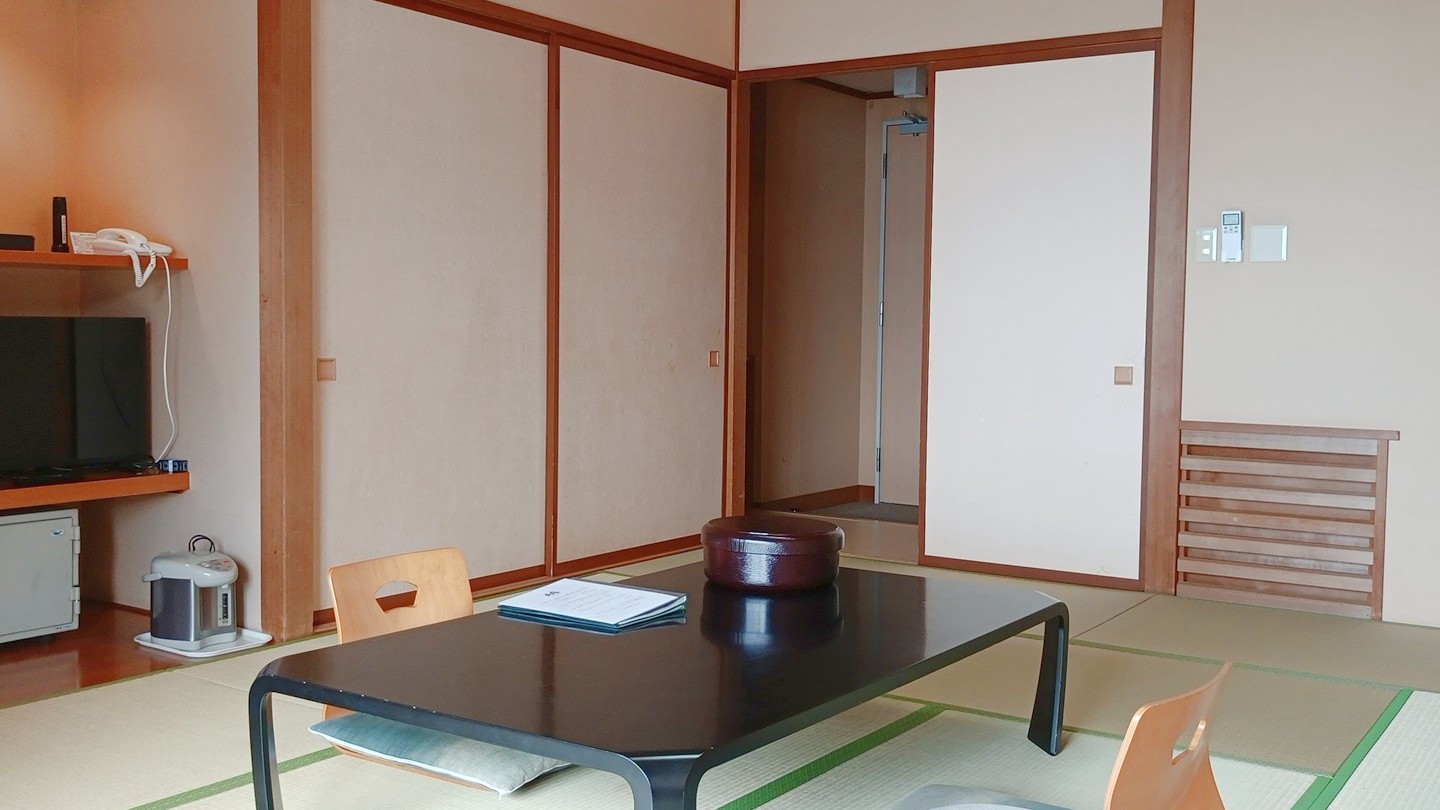 落ち着いた雰囲気の和室。畳の香りに包まれながらゆったりとお過ごしください。