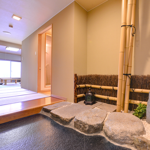 Kamar khusus (salah satu contoh kamar tamu) Ruangan kuno dan murni bergaya Jepang mengundang wisatawan untuk merasa “sembuh”.