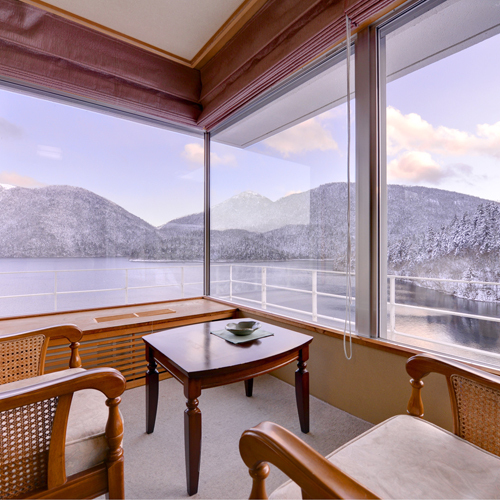 Special room (an example of a guest room) Enjoy beautiful seasonal views and Lake Shikaribetsu illuminated by starlight and moonlight all to yourself.