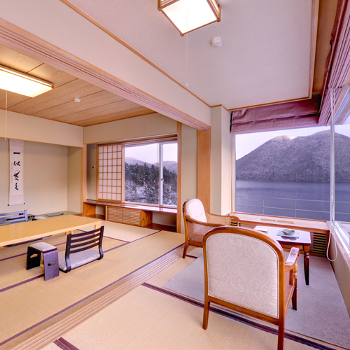 A special room in the new building (an example of a guest room) with a 180 degree lake view. You can enjoy the scenery as if you were floating on the lake.