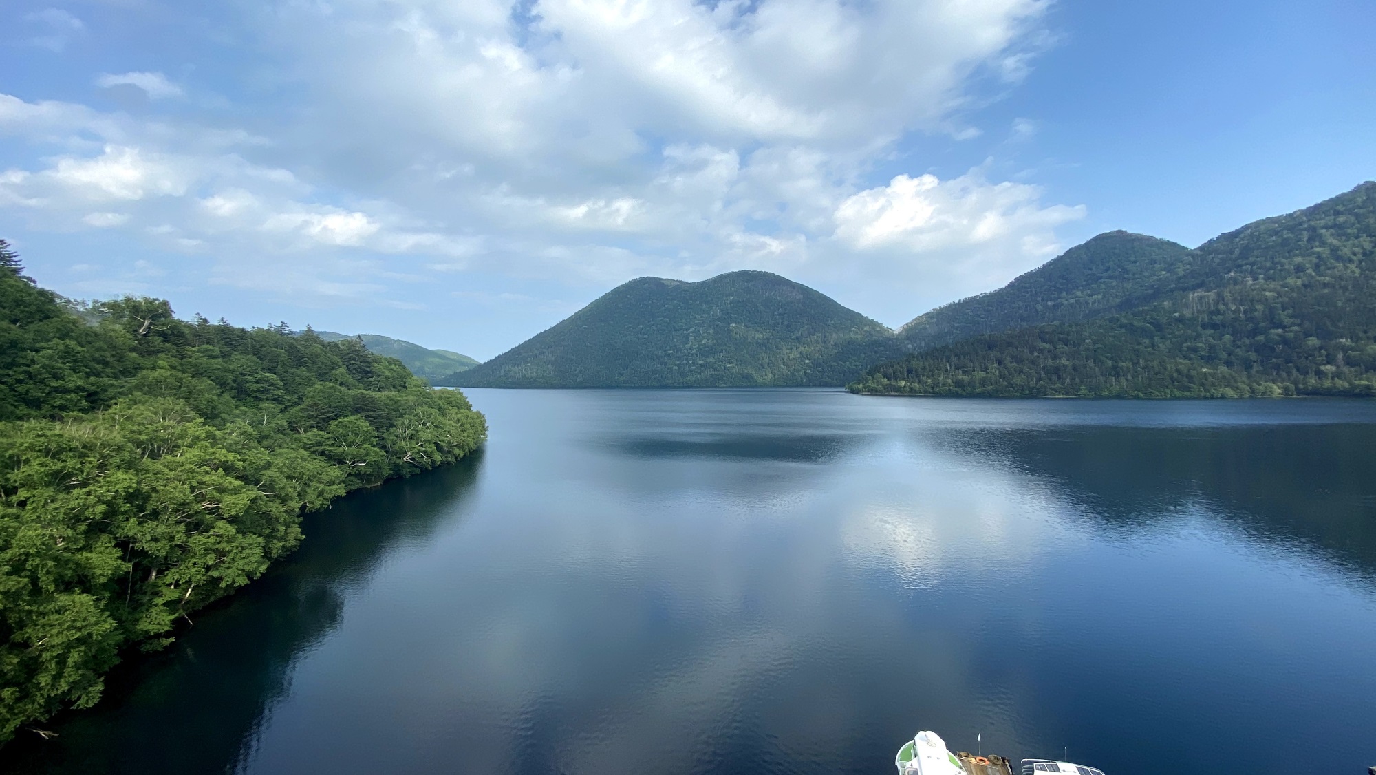 【和室10畳】客室からの眺め。正面に天望山がそびえます。（客室一例）