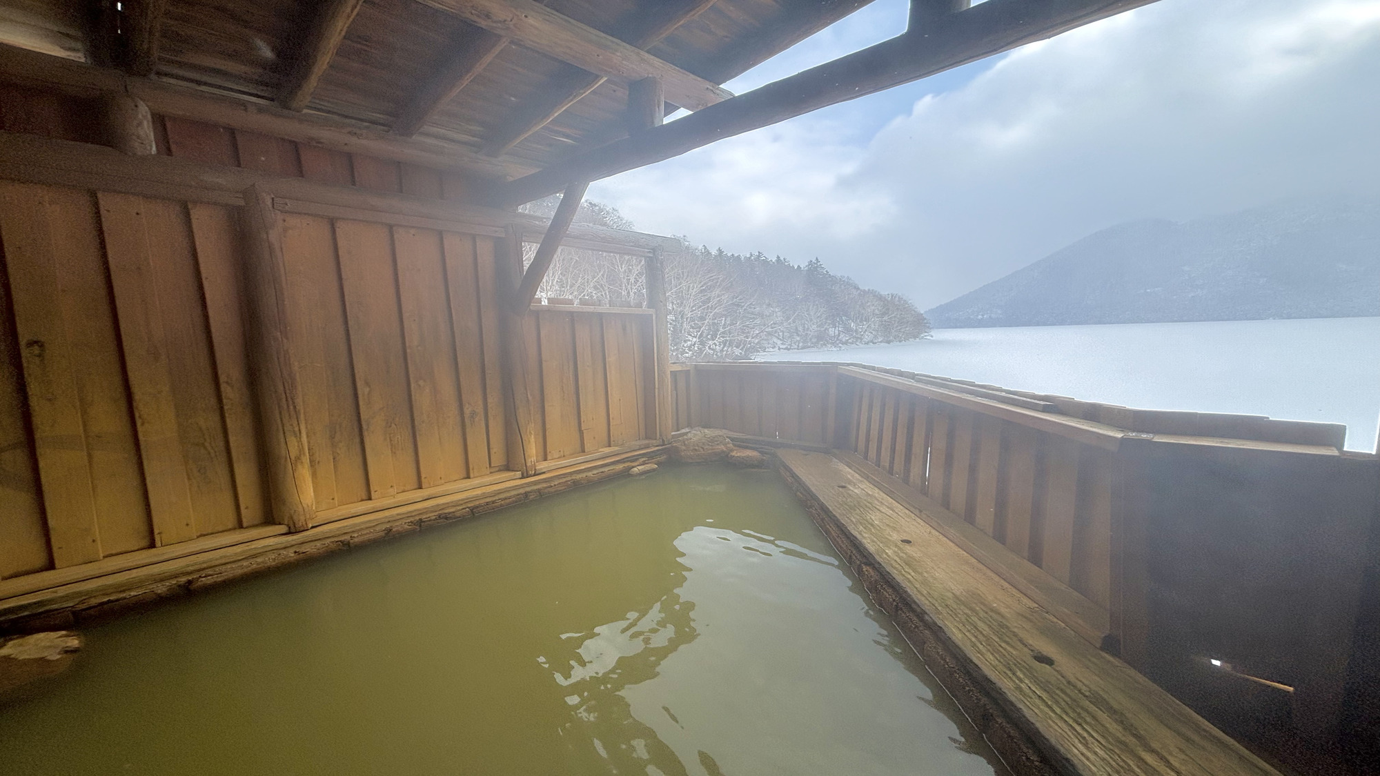 【冬の露天風呂】ひんやり冷たい空気と熱々の温泉が気持ち良い露天風呂。