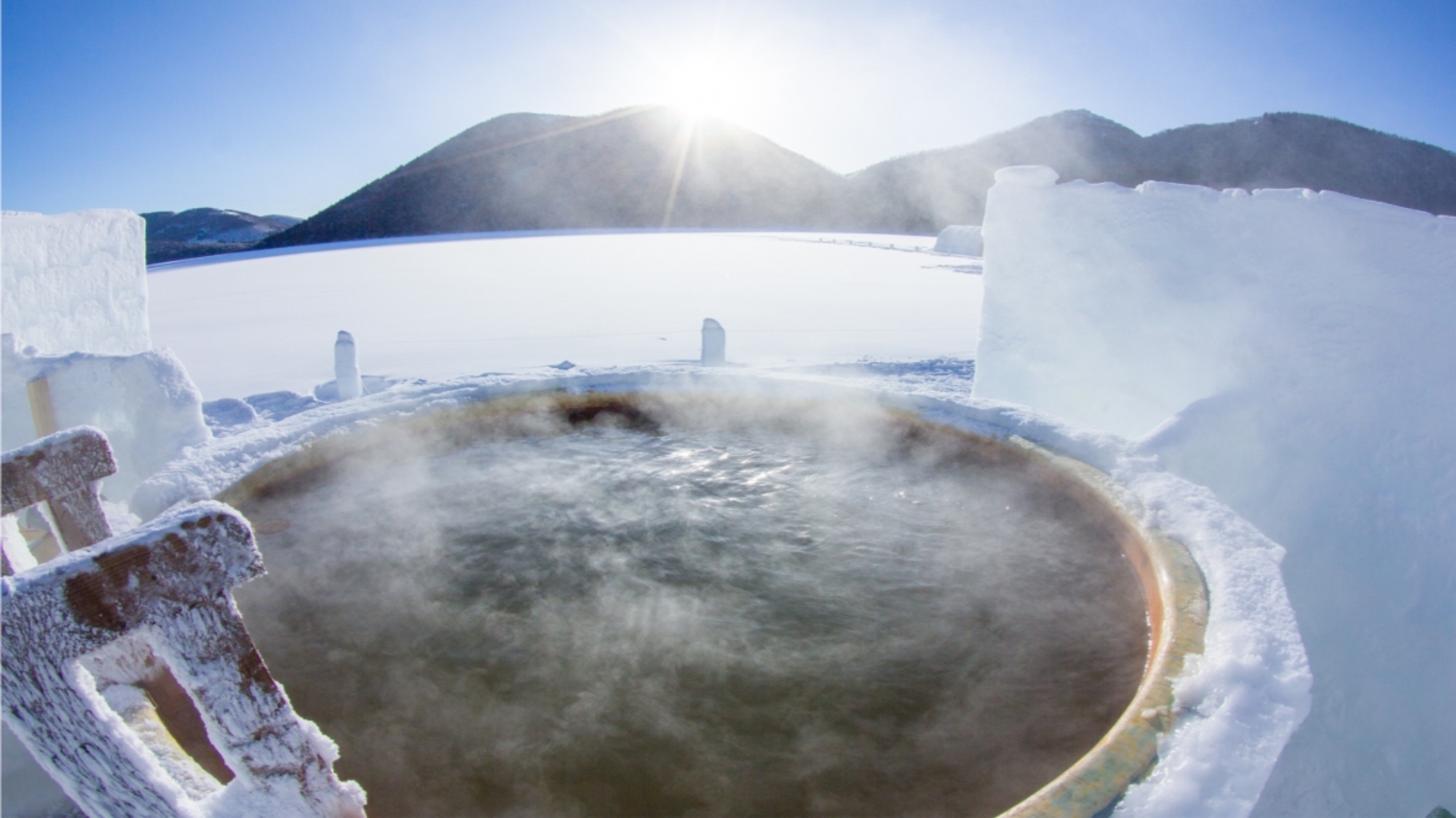 【しかりべつ湖コタン／氷上露天風呂】パイプラインで運ばれた温泉を湖上の中心で楽しめます。