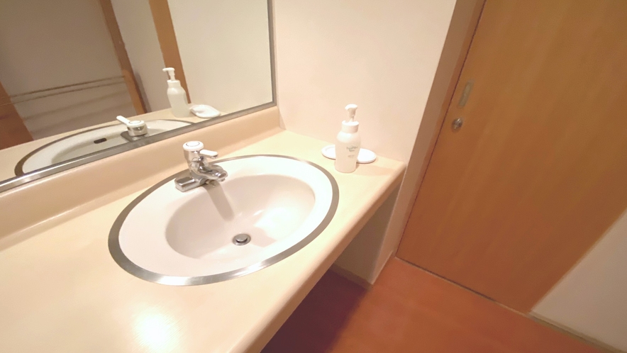 【新館】特別室／洗面所には大きな鏡もございます。