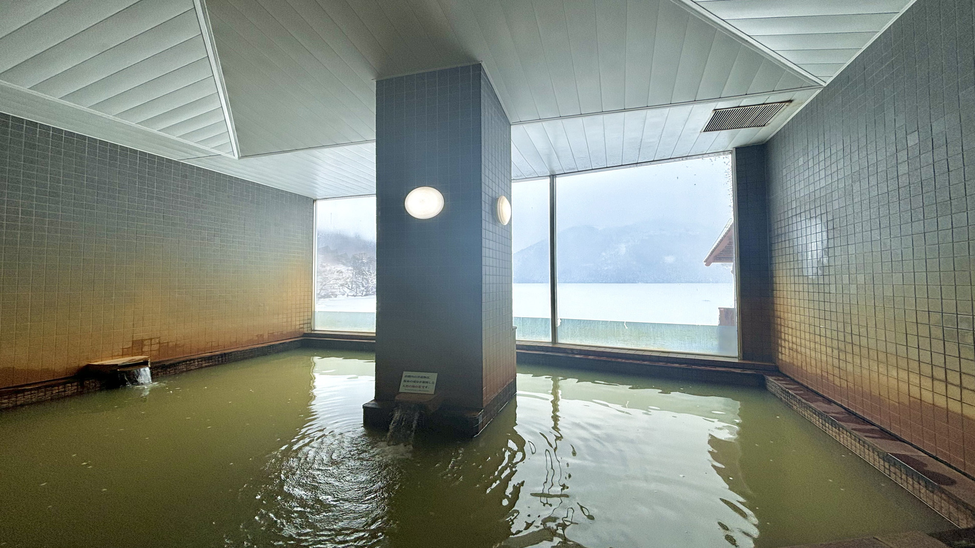 【大浴場】鉄分を多く含む青みがかった鈍色の源泉は、空気に触れて茶色のにごり湯に変わります。