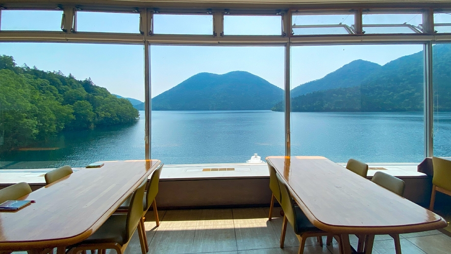 【レストラン“レイクビュー”】然別湖とくちびる山の絶景を見ながらお食事を。