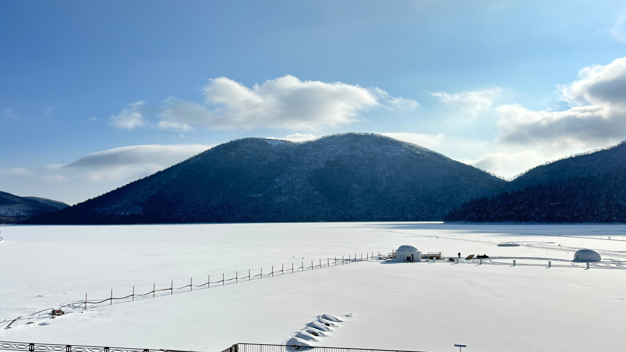 冬から春先にかけて、然別湖の一面が雪と氷に覆われます。