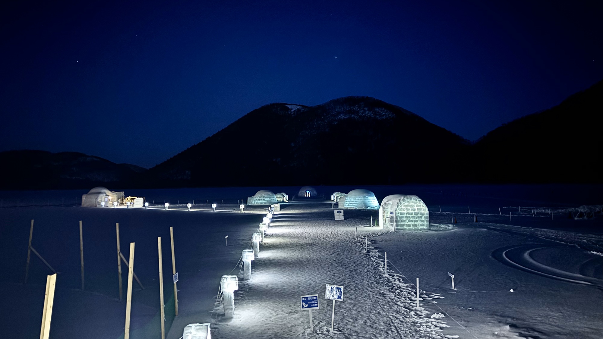 【しかりべつ湖コタン】ライトアップされたコタンから見る一面の星空もおすすめです。