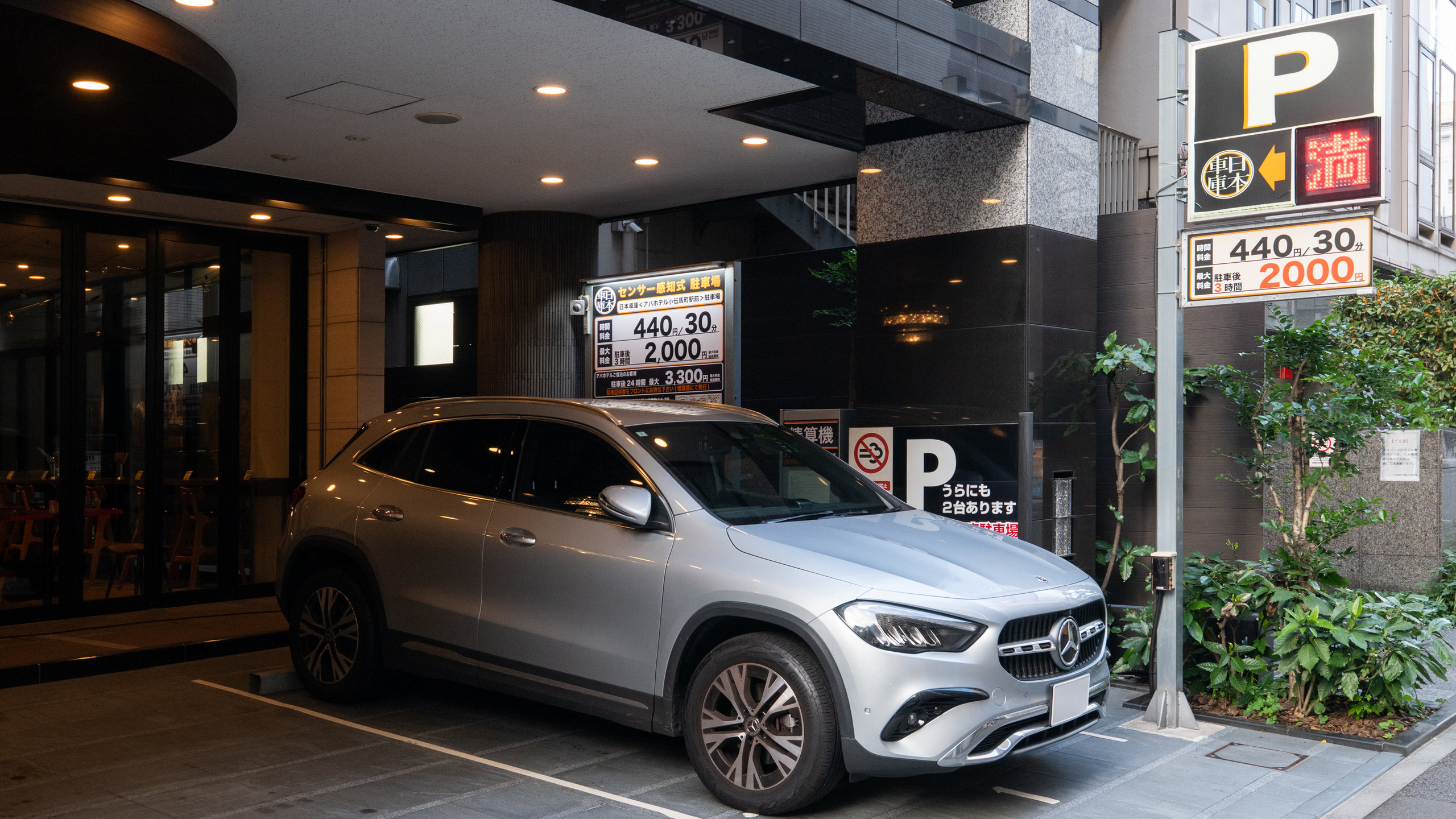 メインエントランス側駐車場