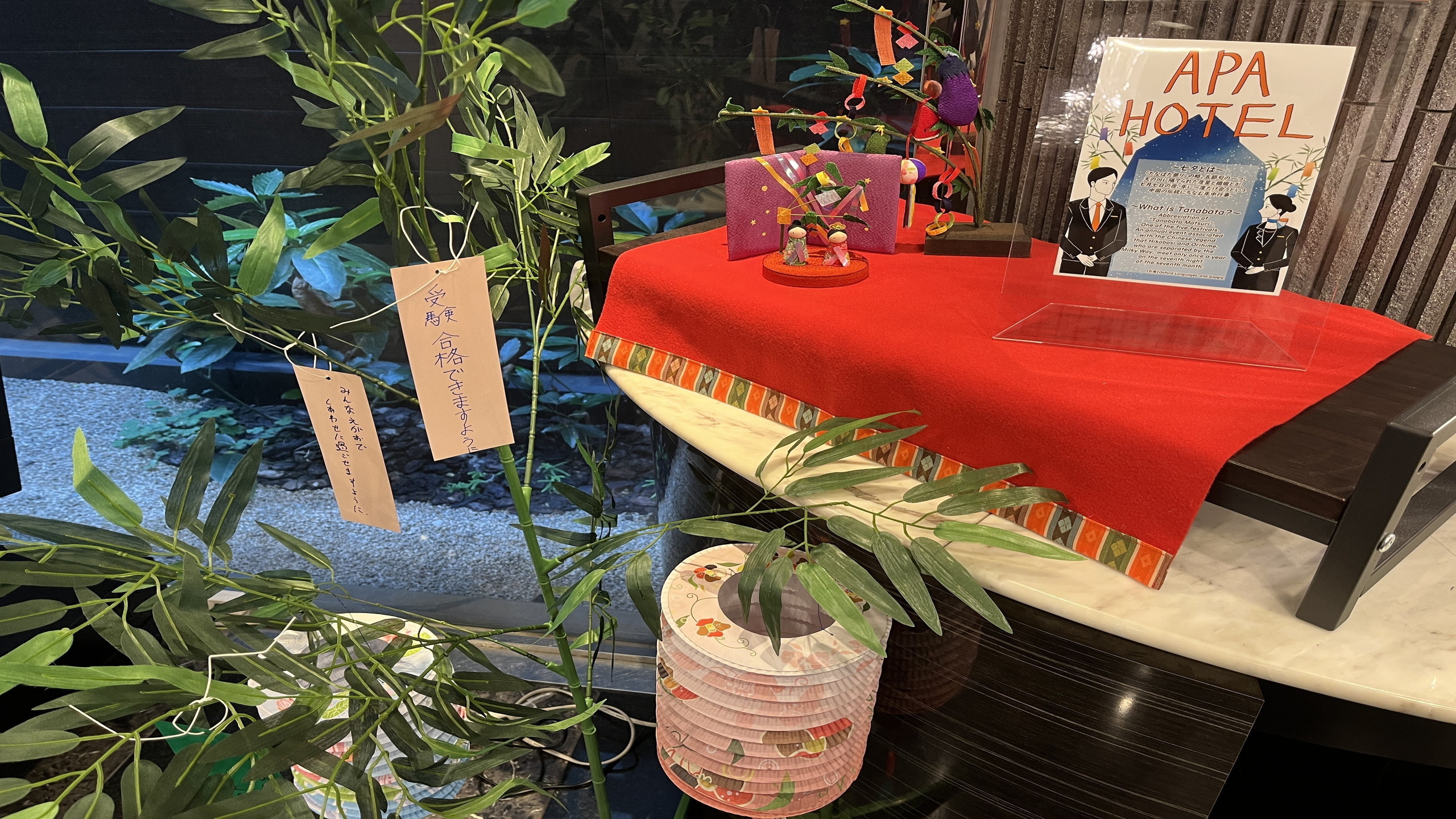 季節の装飾でお出迎え致します！