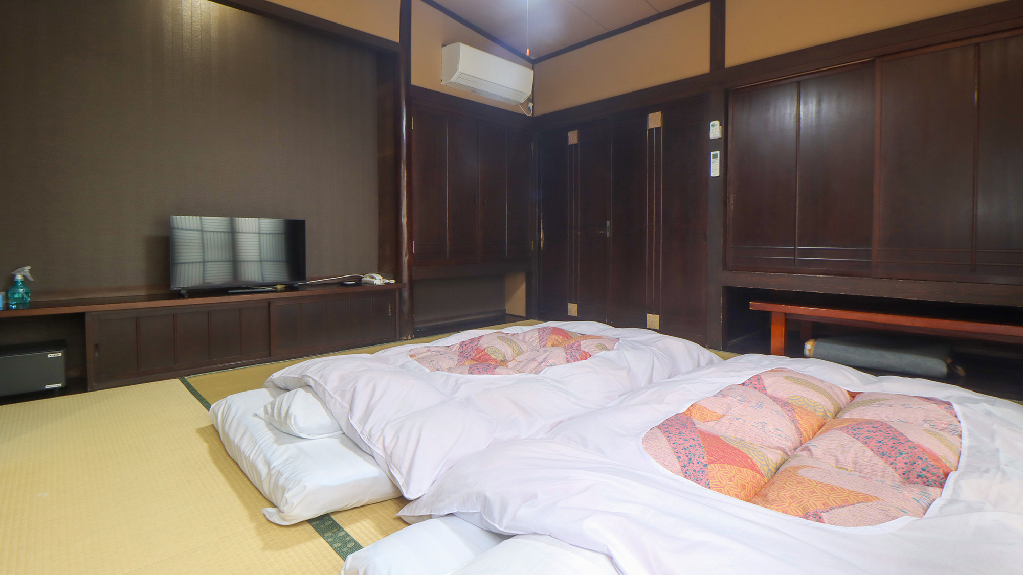 #8畳　広々とした畳の上で日常の喧騒を忘れてリラックス。