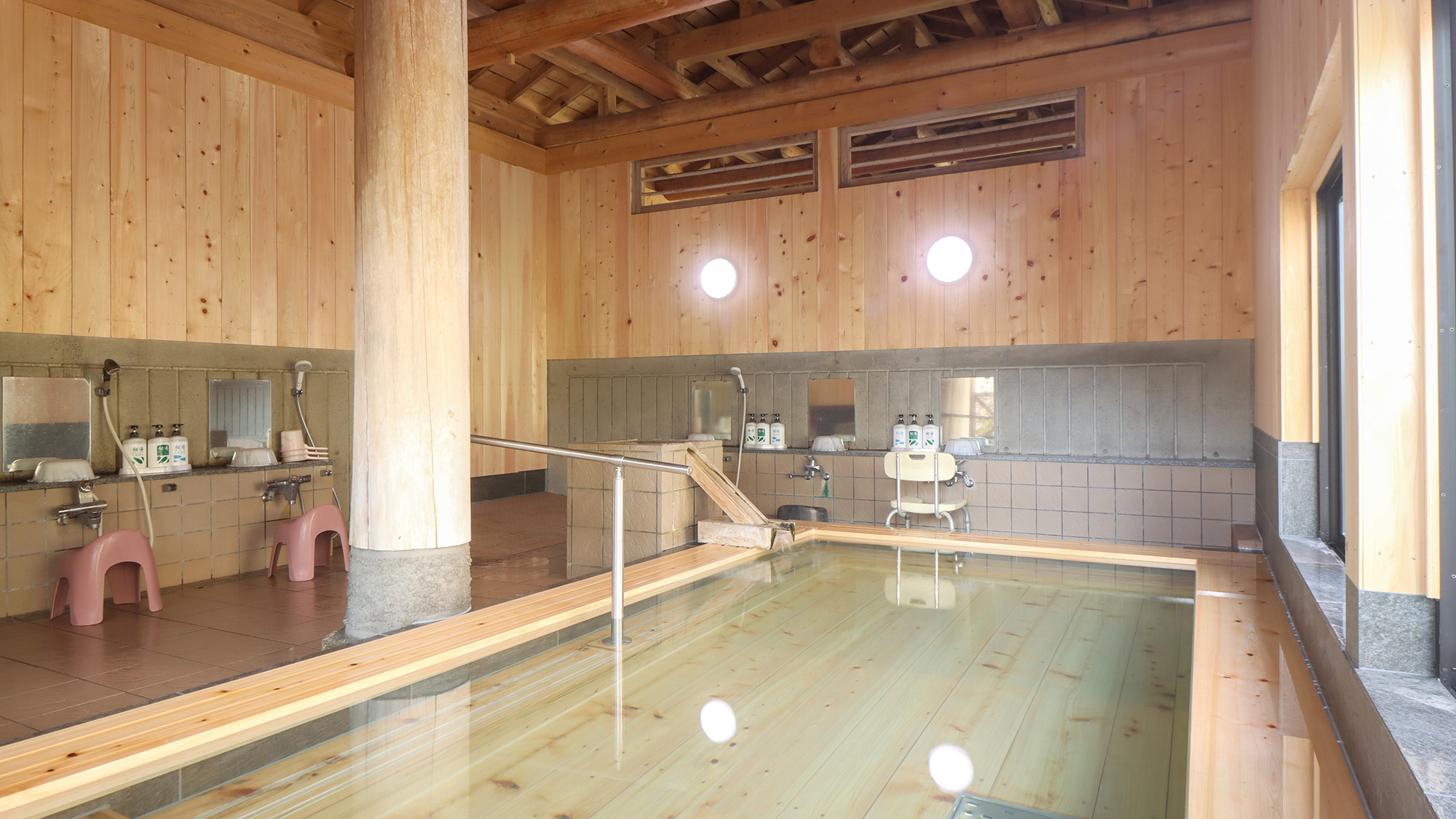 #檜風呂　重炭酸ソーダ泉は、ぬるりとした肌触りが特徴の「美人の湯」です。