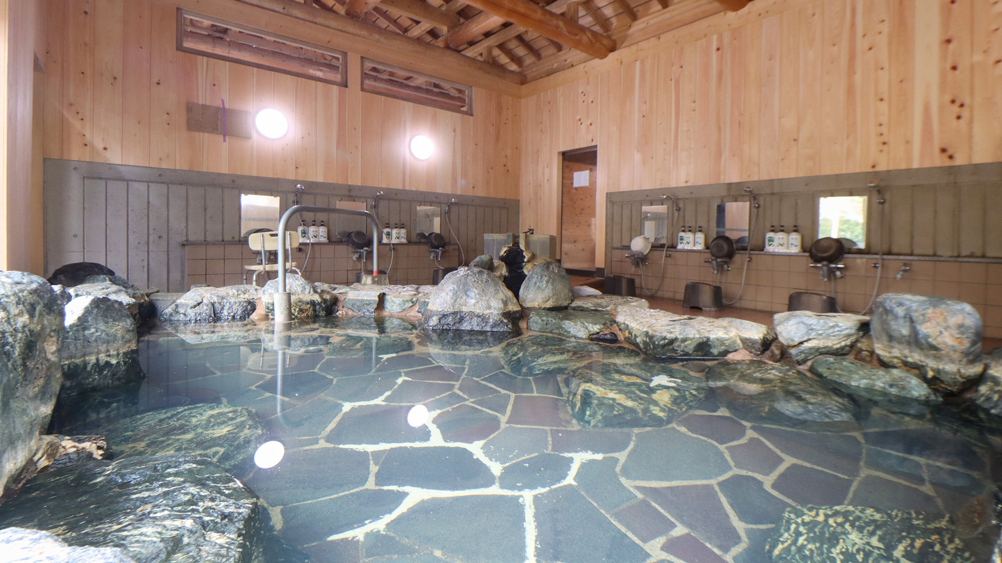 #岩風呂　内湯は岩風呂と檜風呂2か所あり、時間ごと男女入れ替え制です。