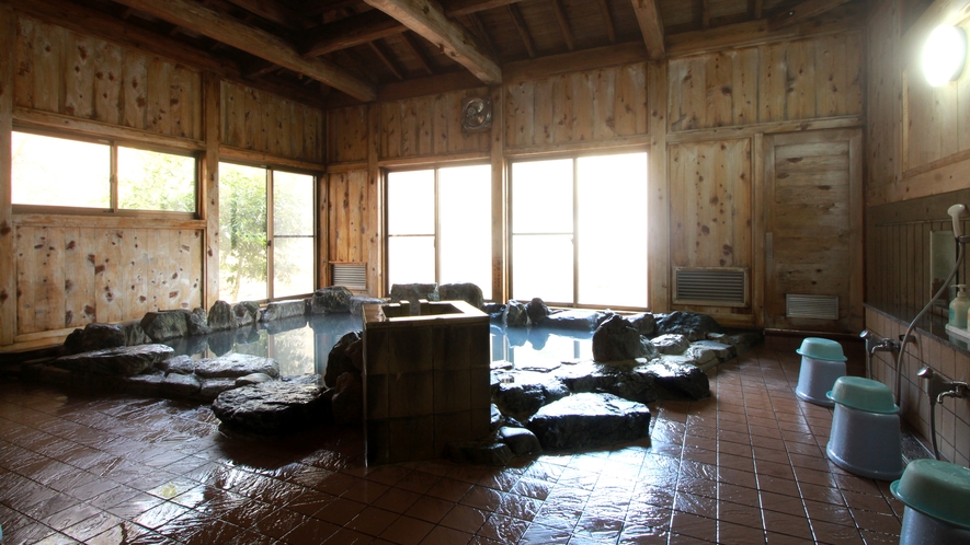 ＃岩風呂　内湯は岩風呂と檜風呂2か所あり、時間ごと男女入れ替え制です。